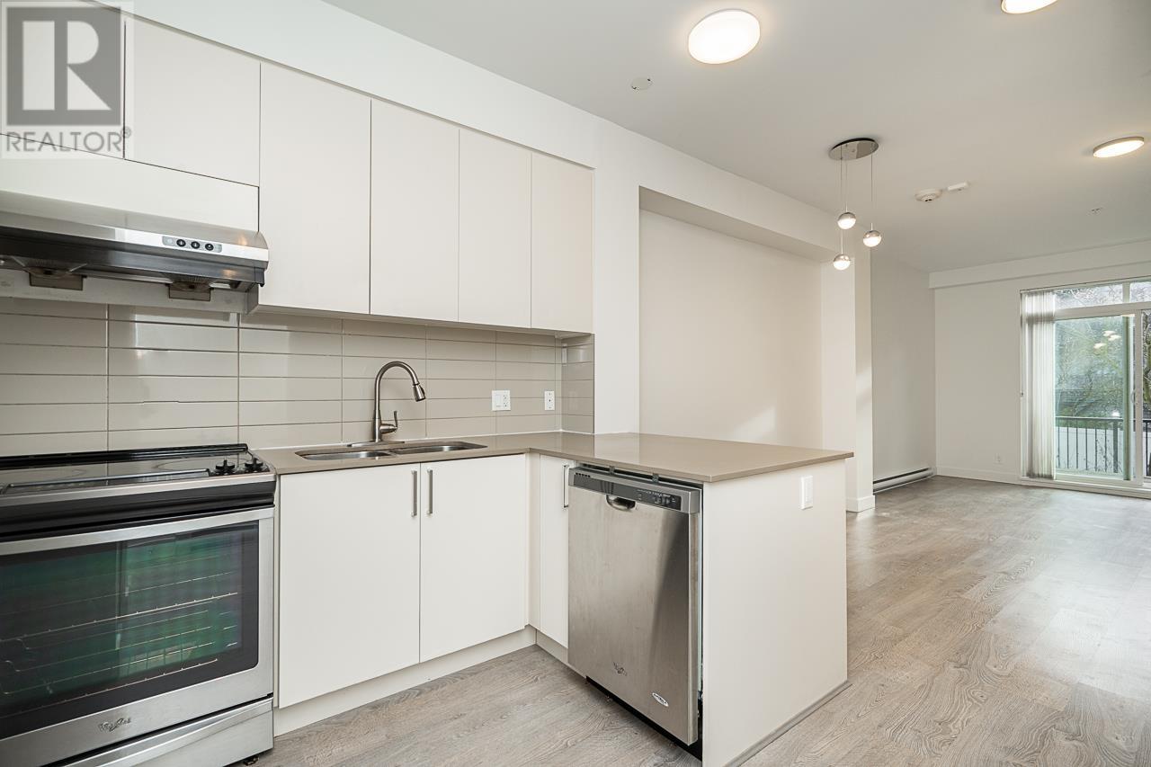 Listing Picture 8 of 26 : 112 7250 18TH AVENUE, Burnaby / 本拿比 - 魯藝地產 Yvonne Lu Group - MLS Medallion Club Member