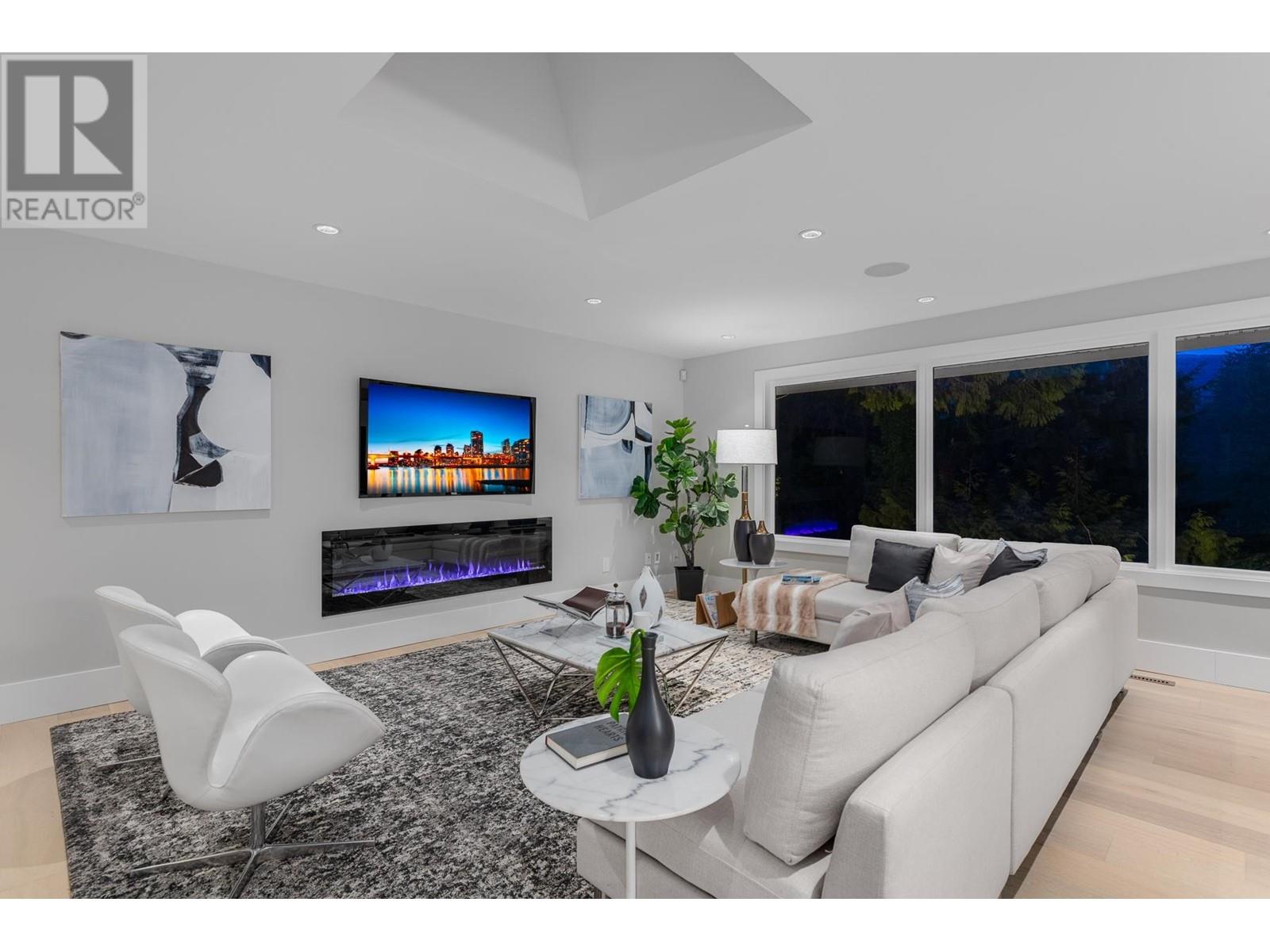 Property at 368 ST. JAMES CRESCENT image 3