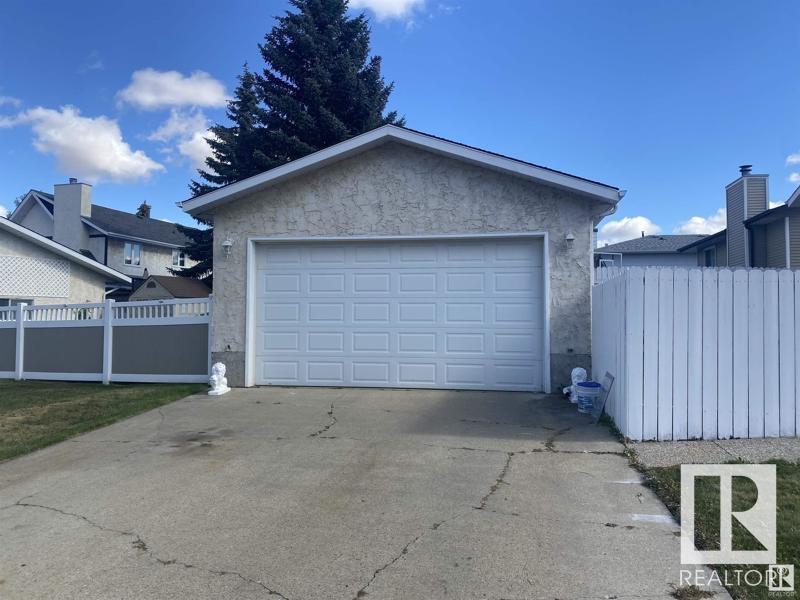 Property at 16907 93 ST NW image 3