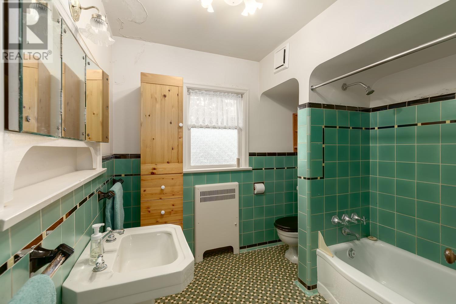 Listing Picture 12 of 35 : 3756 PANDORA STREET, Burnaby / 本拿比 - 魯藝地產 Yvonne Lu Group - MLS Medallion Club Member