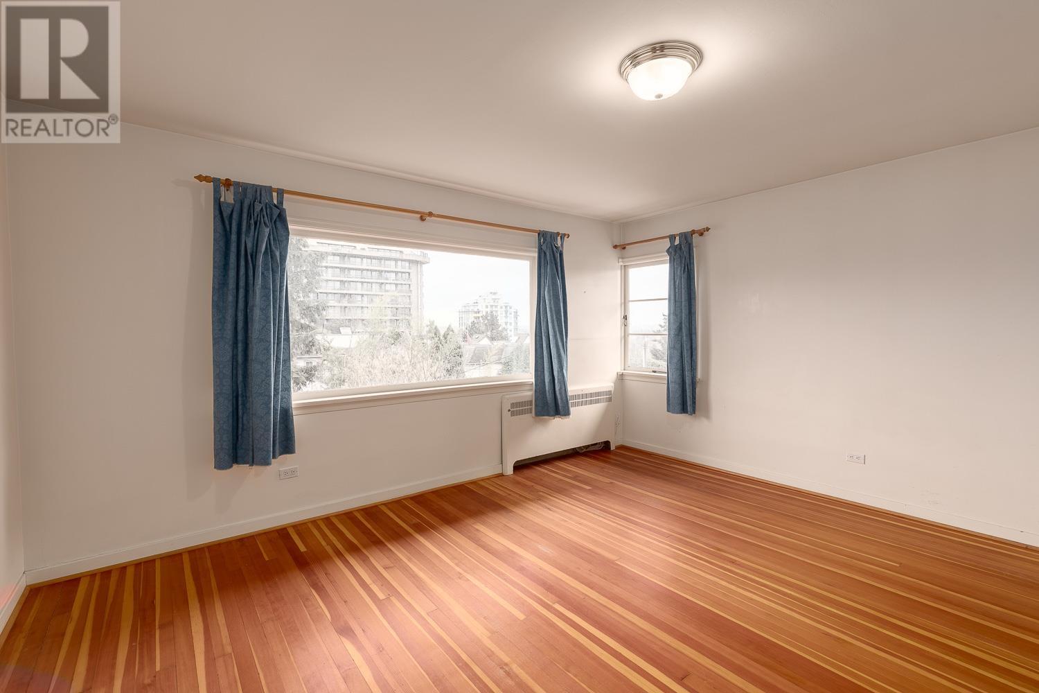 Listing Picture 13 of 35 : 3756 PANDORA STREET, Burnaby / 本拿比 - 魯藝地產 Yvonne Lu Group - MLS Medallion Club Member