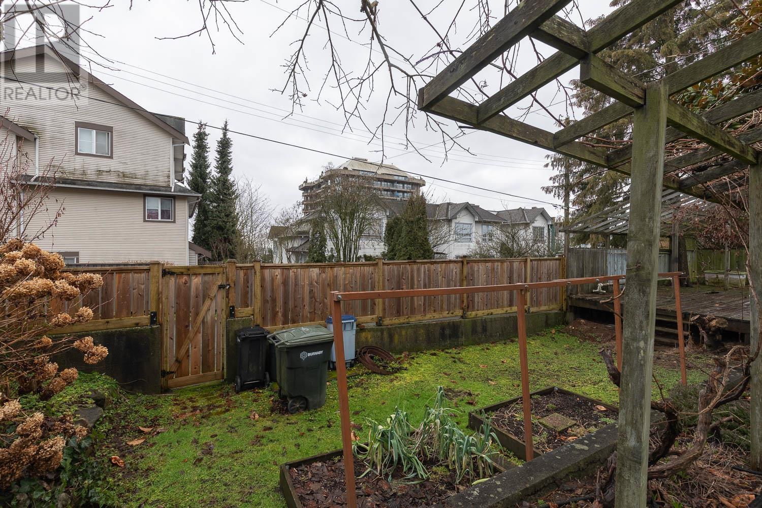 Listing Picture 26 of 35 : 3756 PANDORA STREET, Burnaby / 本拿比 - 魯藝地產 Yvonne Lu Group - MLS Medallion Club Member
