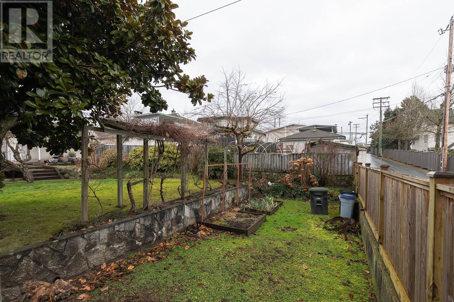 Listing Picture 27 of 35 : 3756 PANDORA STREET, Burnaby / 本拿比 - 魯藝地產 Yvonne Lu Group - MLS Medallion Club Member