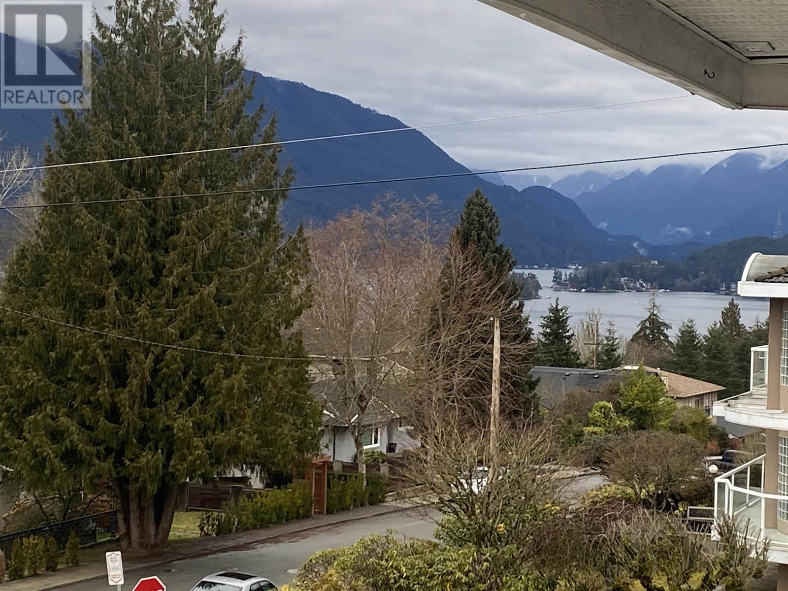 Listing Picture 2 of 25 : 7298 BARNET ROAD, Burnaby / 本拿比 - 魯藝地產 Yvonne Lu Group - MLS Medallion Club Member