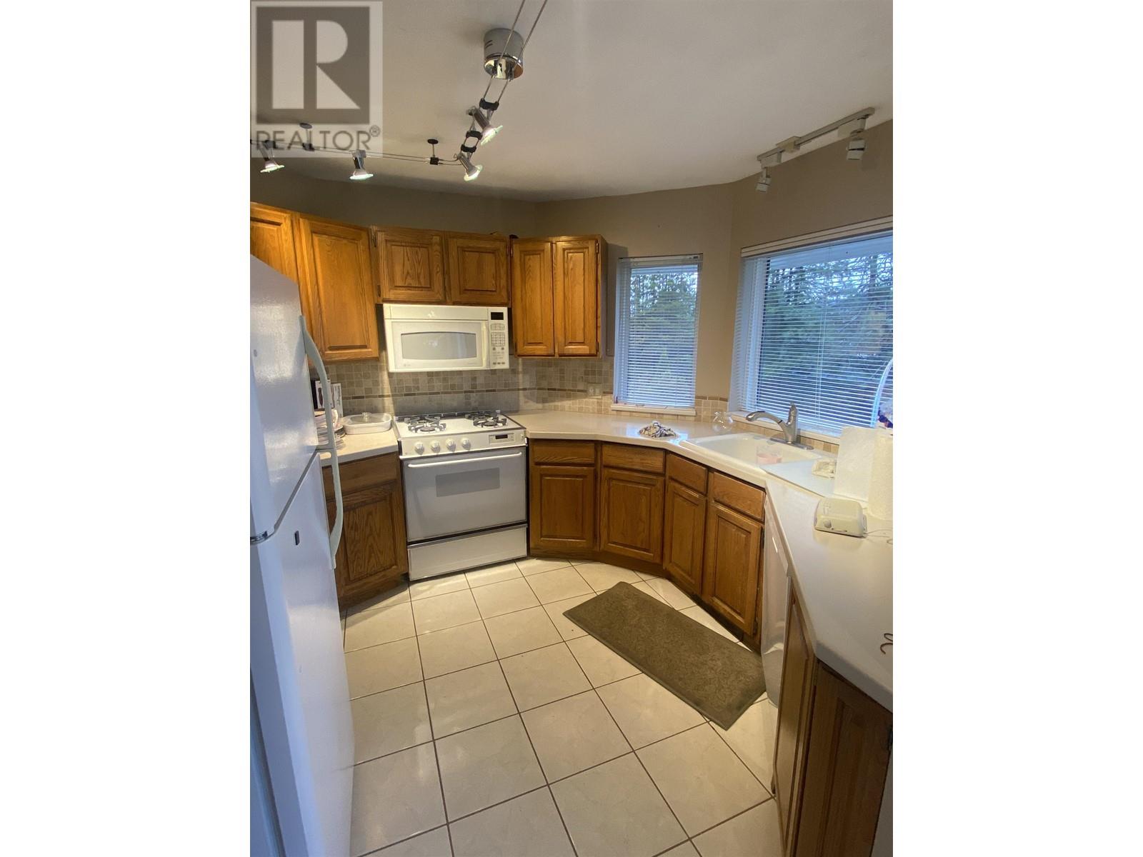 Listing Picture 15 of 25 : 7298 BARNET ROAD, Burnaby / 本拿比 - 魯藝地產 Yvonne Lu Group - MLS Medallion Club Member