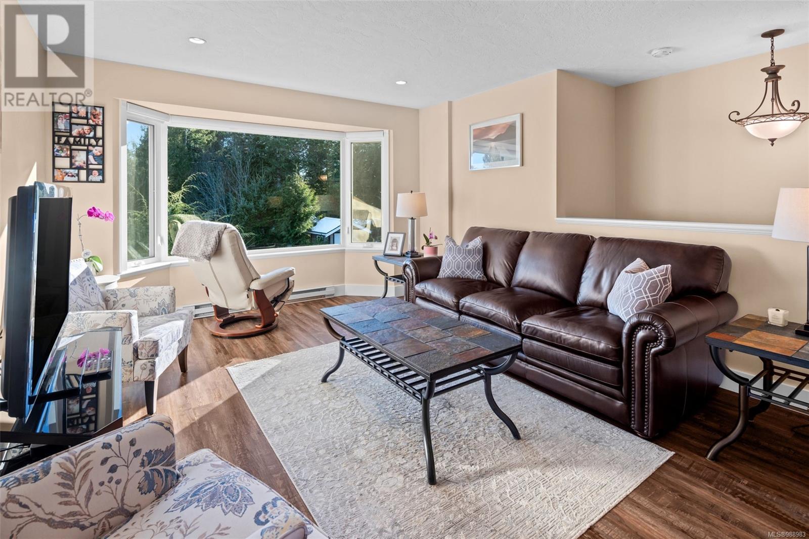 Property at 2340 Henlyn Dr image 3