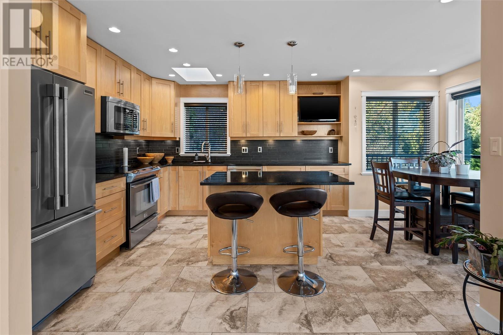 Property at 2340 Henlyn Dr image 5