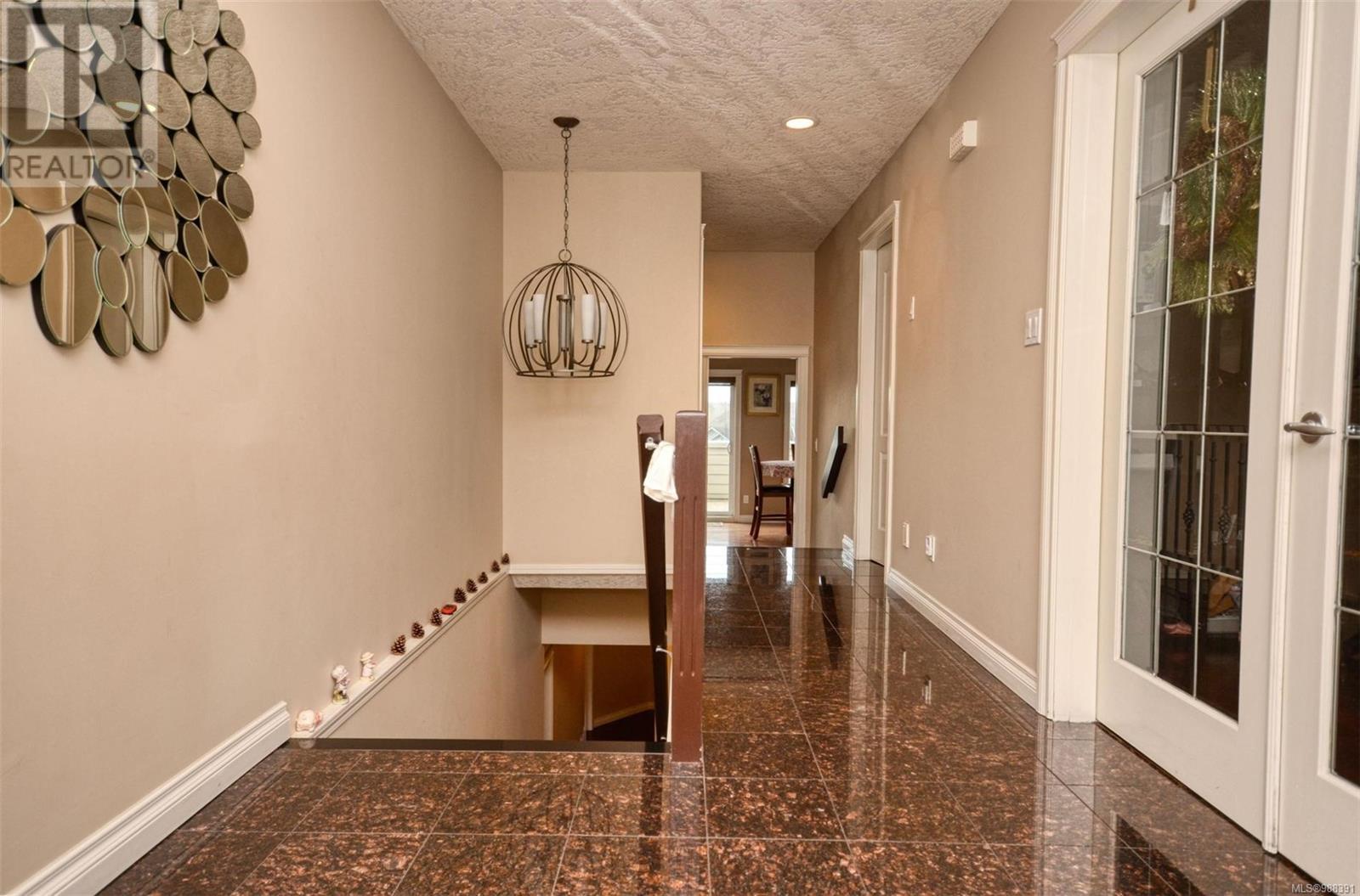 Property at 800 Rainbow Cres image 3
