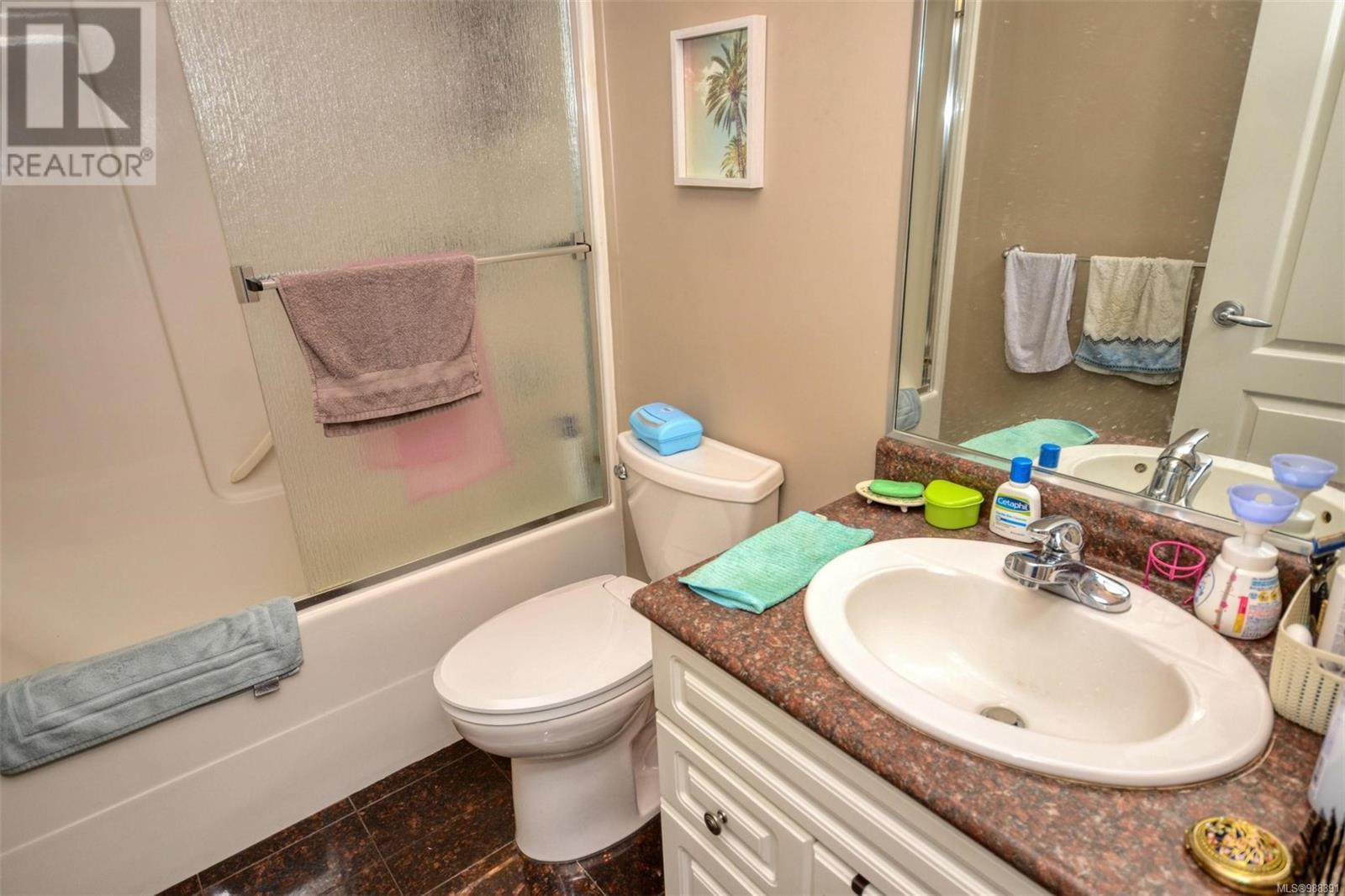 Property at 800 Rainbow Cres image 4