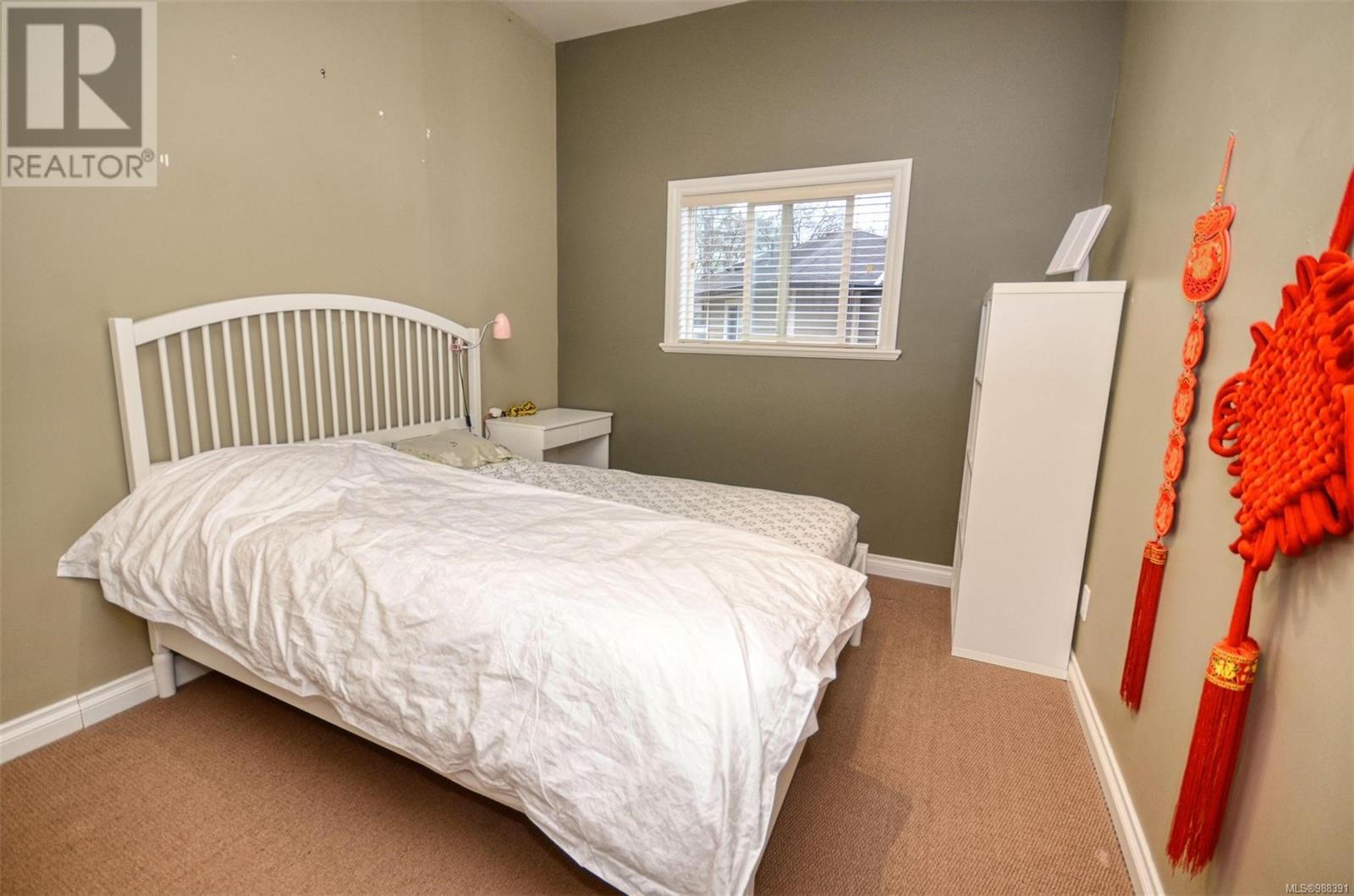 Property at 800 Rainbow Cres image 5
