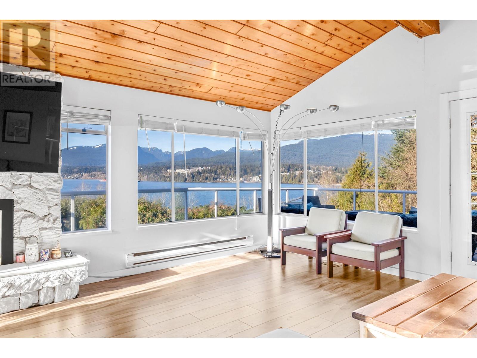 452 Northcliffe Crescent, Burnaby, British Columbia  V5A 1A1 - Photo 6 - R2969627