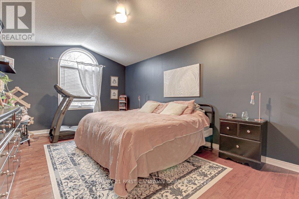 Photo 21 of 33 for 72 Meadowoak Crescent