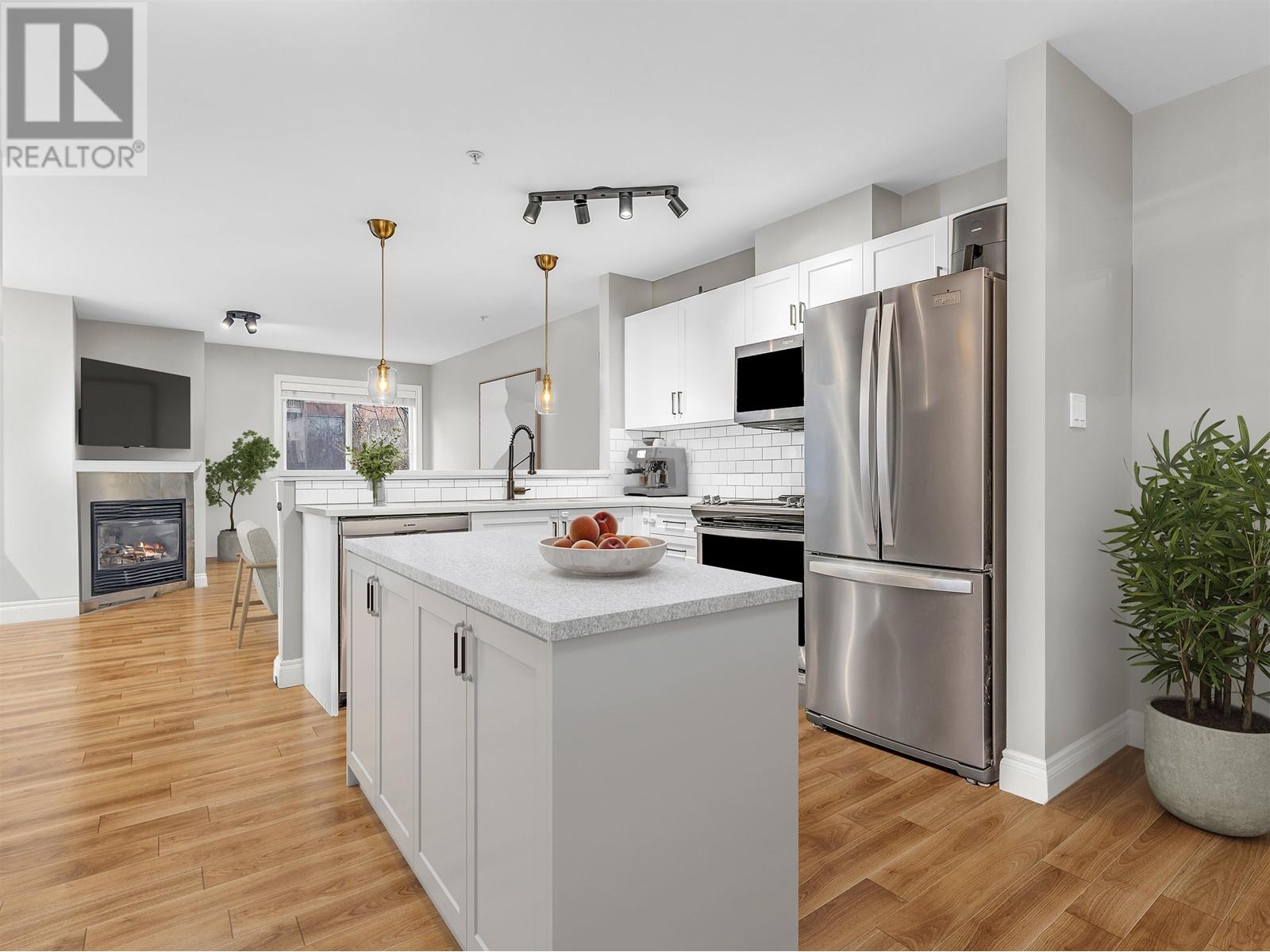 303 128 W 21 Street, North Vancouver, British Columbia  V7M 1Y9 - Photo 2 - R2970275