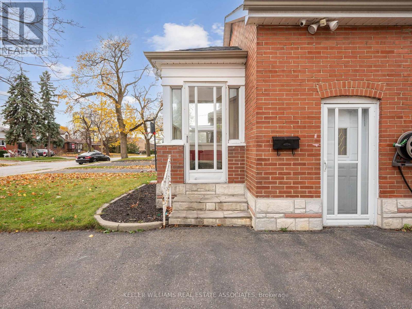 54 Woodward Avenue, Brampton, Ontario  L6V 1K4 - Photo 5 - W11987025