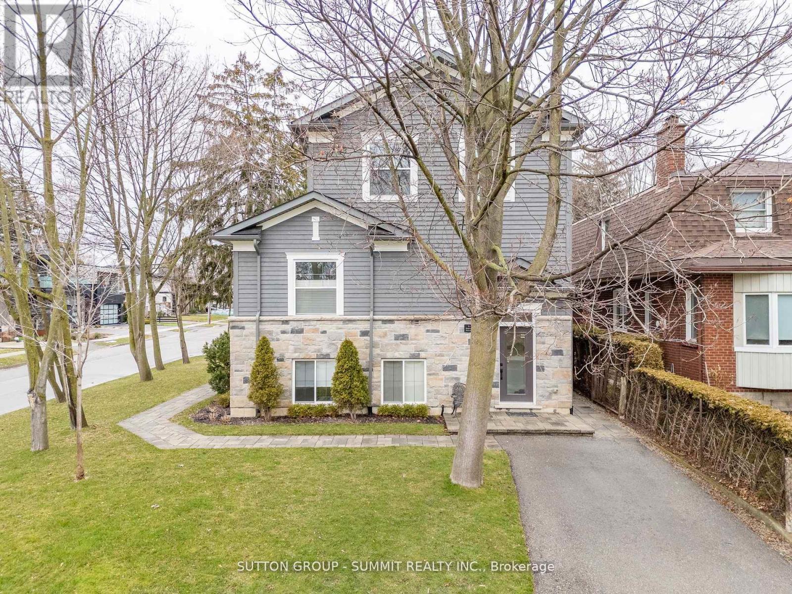31 Oakwood Avenue N, Mississauga, Ontario  L5G 3L9 - Photo 2 - W11987149