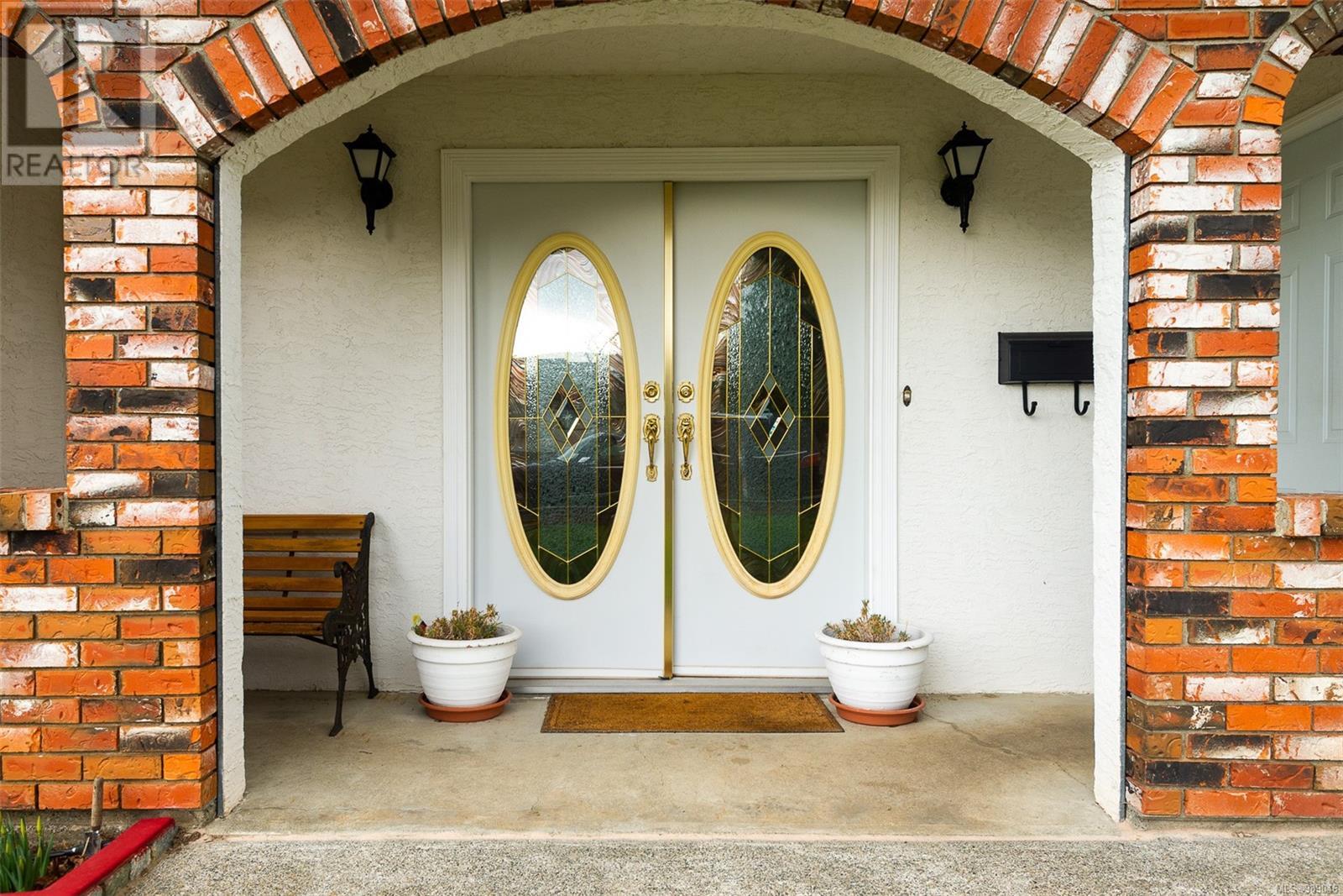 Property at 1744 Triest Cres image 3