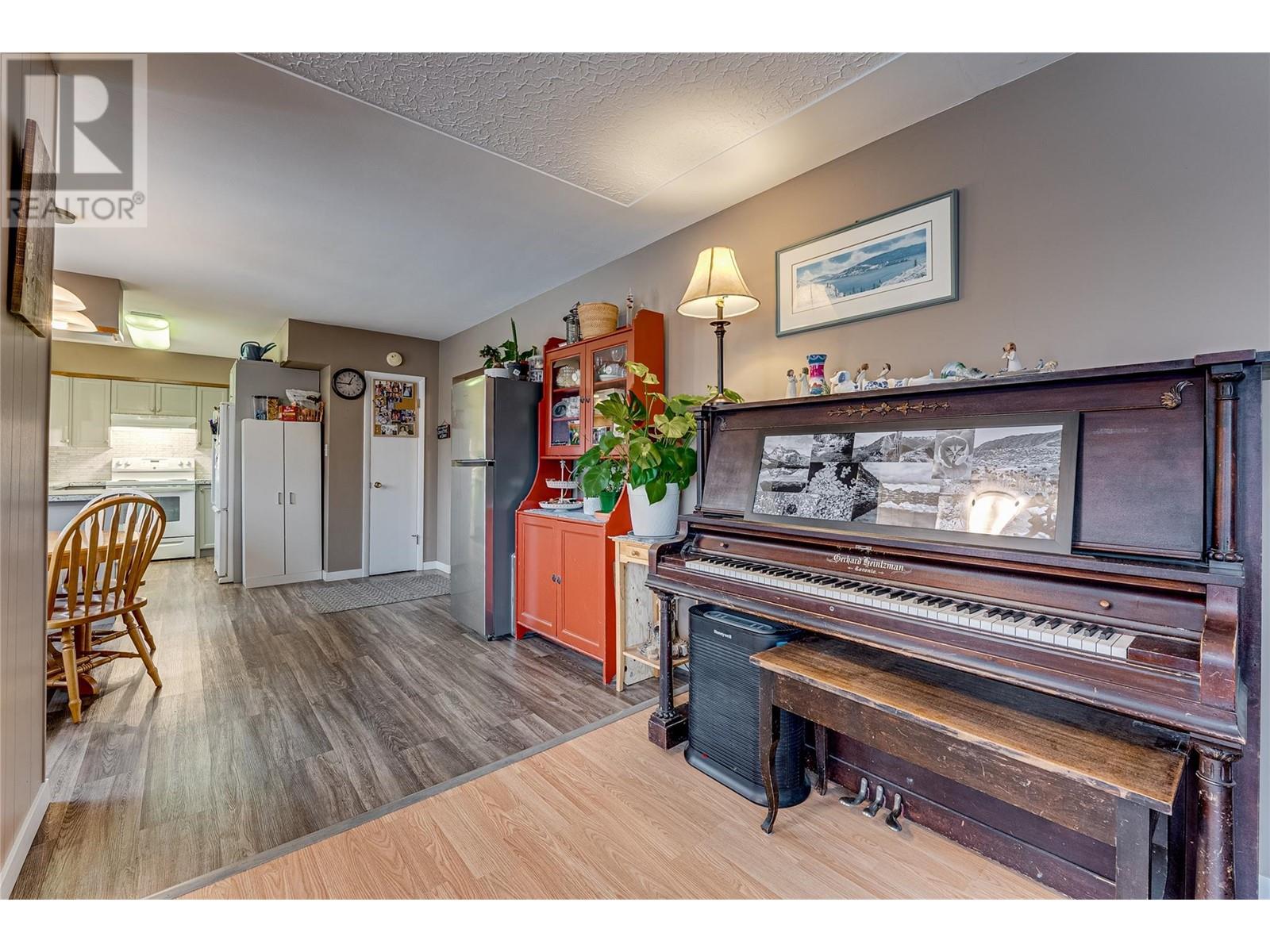 Property at 3806 36A Street image 4