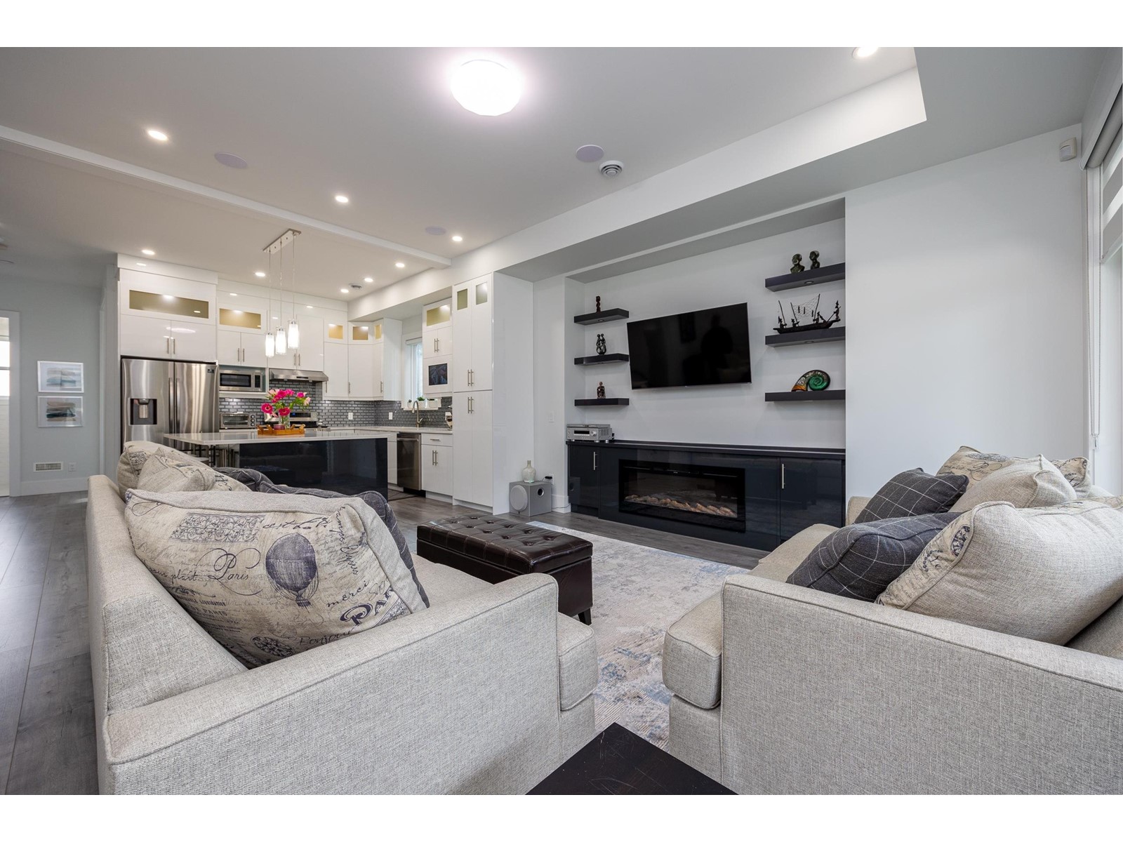 Property at 16729 16 AVENUE image 3