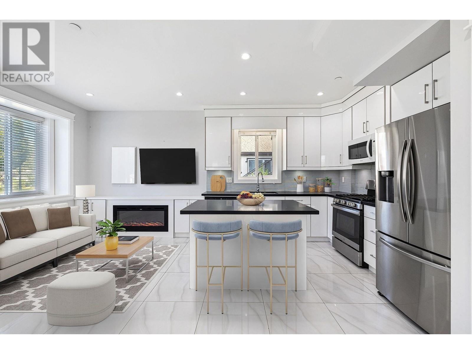 Listing Picture 4 of 37 : 1 2430 E 41 STREET, Vancouver / 溫哥華 - 魯藝地產 Yvonne Lu Group - MLS Medallion Club Member