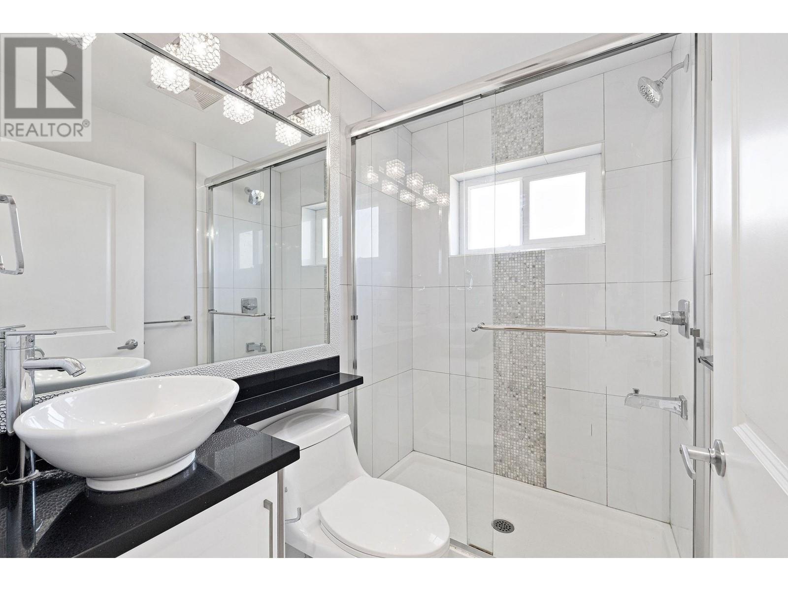 Listing Picture 18 of 37 : 1 2430 E 41 STREET, Vancouver / 溫哥華 - 魯藝地產 Yvonne Lu Group - MLS Medallion Club Member