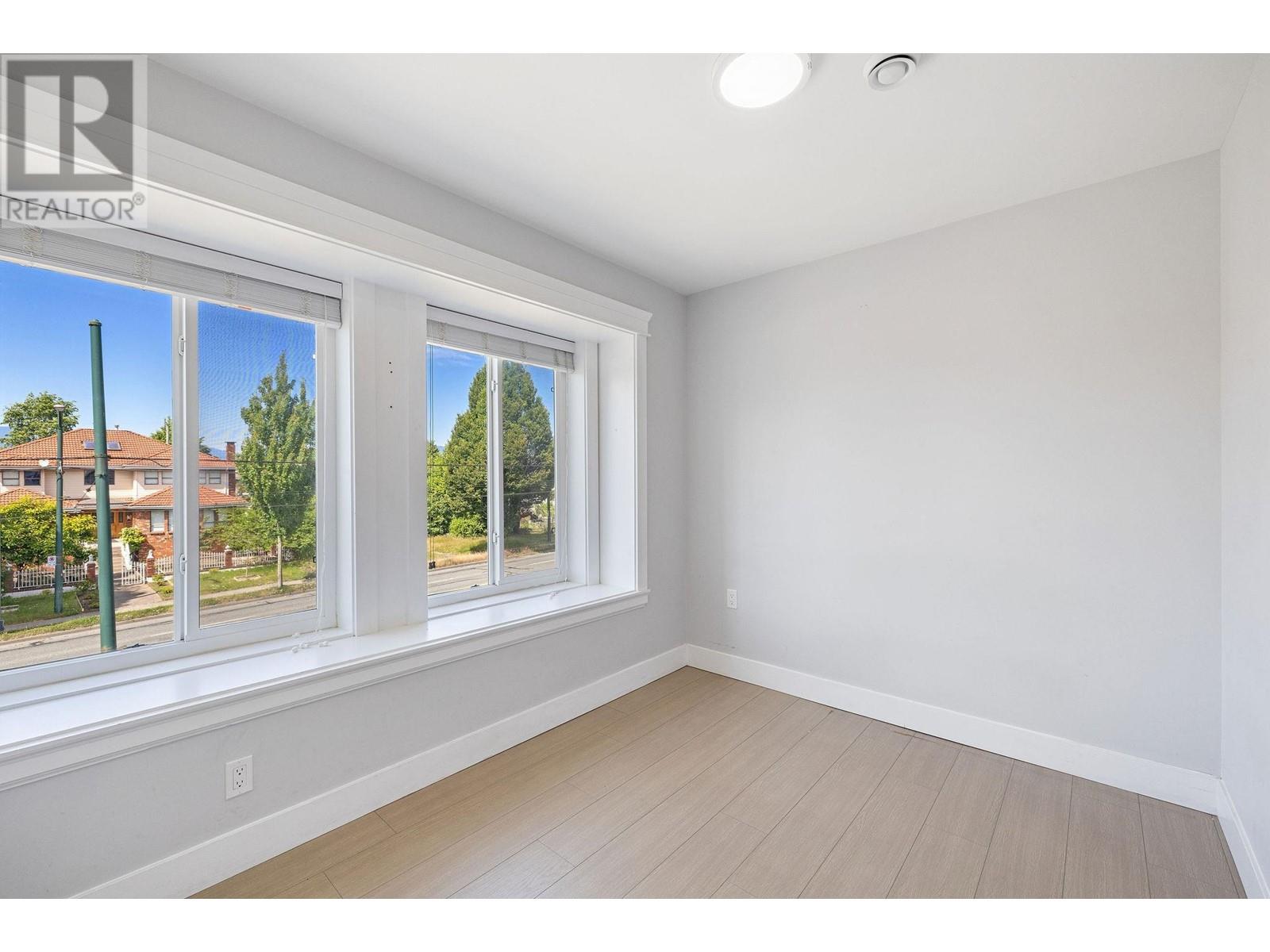 Listing Picture 19 of 37 : 1 2430 E 41 STREET, Vancouver / 溫哥華 - 魯藝地產 Yvonne Lu Group - MLS Medallion Club Member