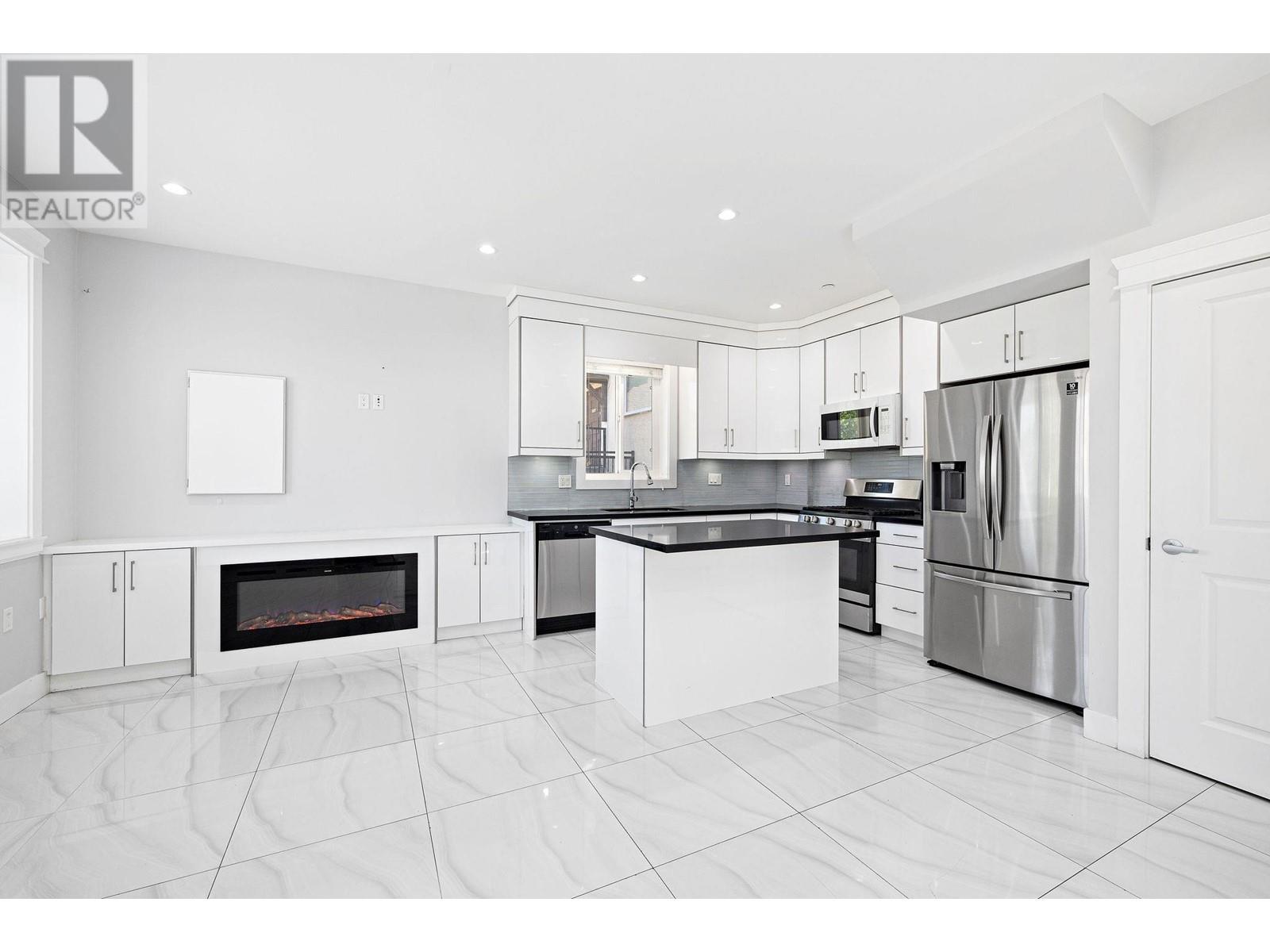 Listing Picture 7 of 37 : 1 2430 E 41 STREET, Vancouver / 溫哥華 - 魯藝地產 Yvonne Lu Group - MLS Medallion Club Member