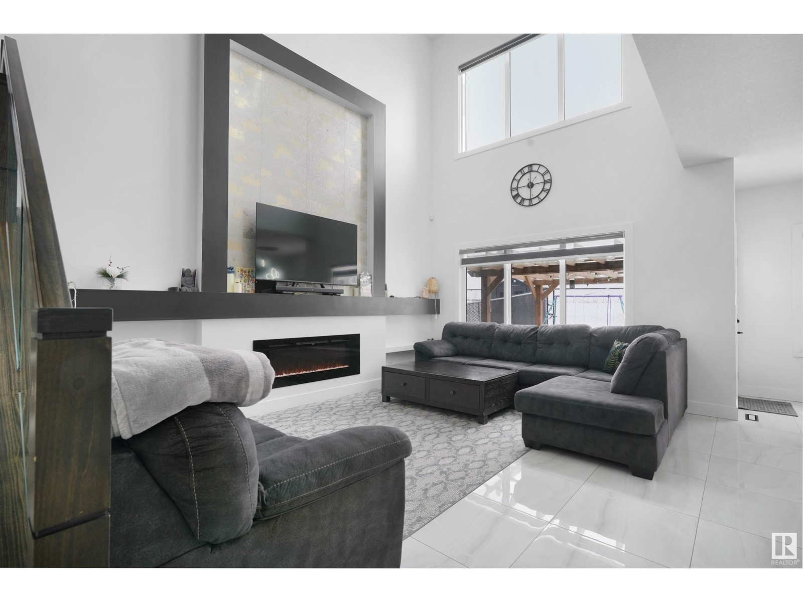 Property at 328 42 ST SW image 3