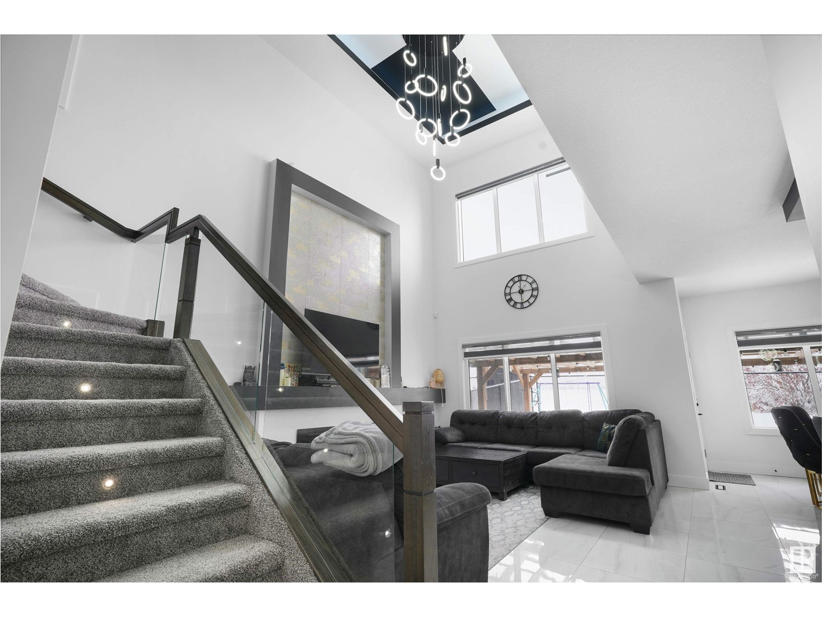 Property at 328 42 ST SW image 4