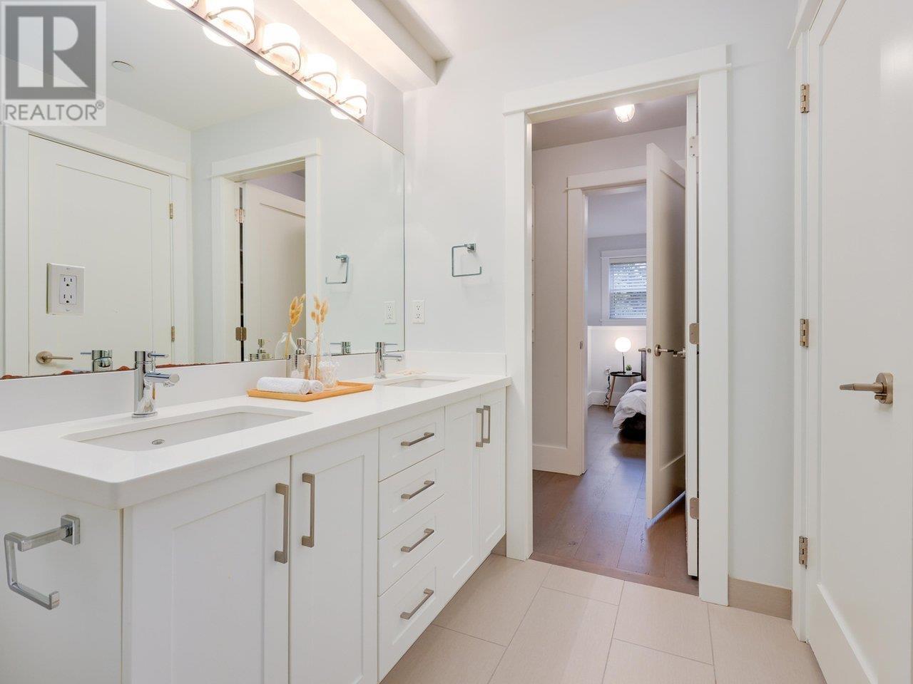 Listing Picture 15 of 24 : 435 VERNON DRIVE, Vancouver / 溫哥華 - 魯藝地產 Yvonne Lu Group - MLS Medallion Club Member