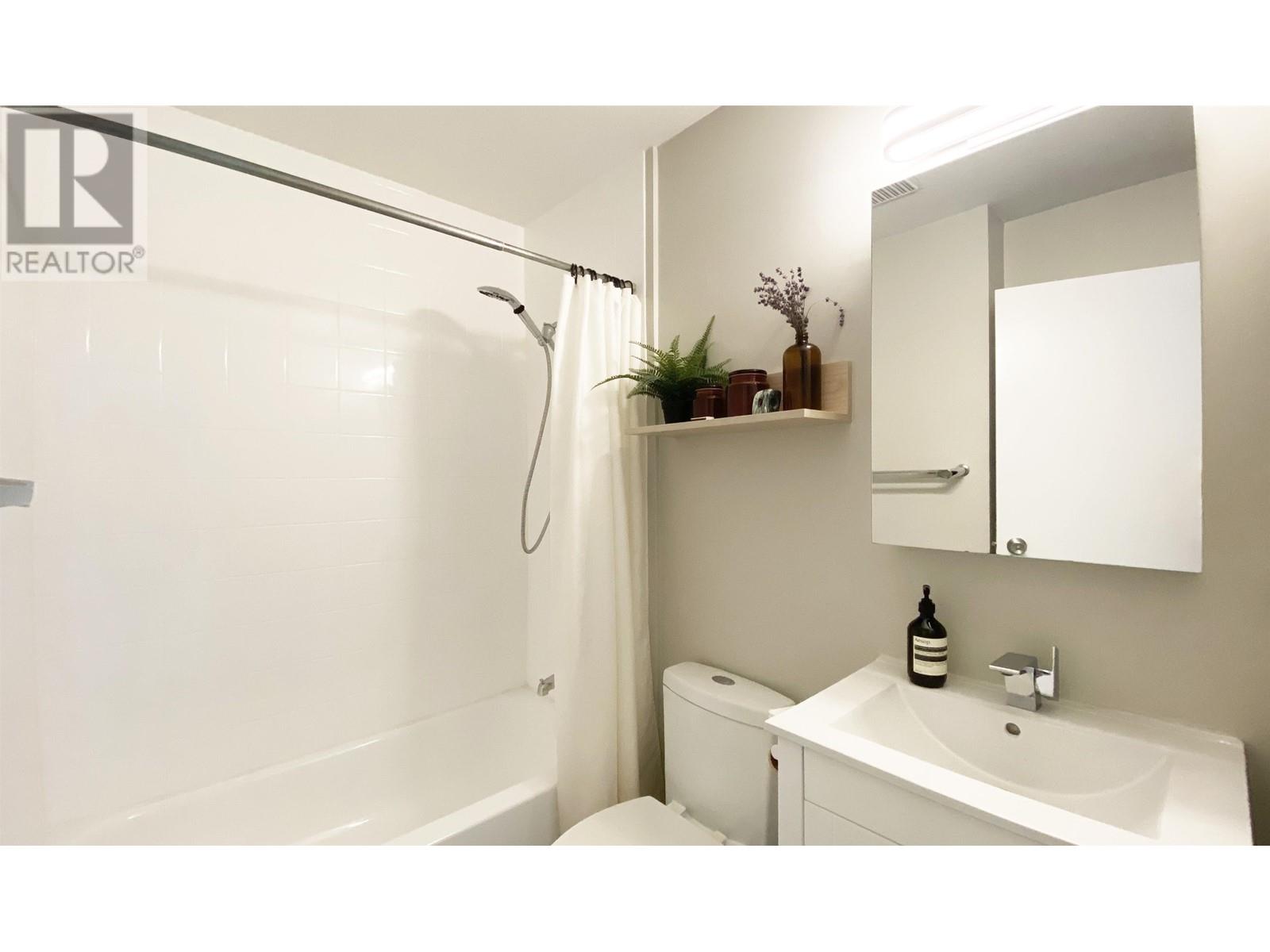 Listing Picture 15 of 21 : PH3 3168 LAUREL STREET, Vancouver / 溫哥華 - 魯藝地產 Yvonne Lu Group - MLS Medallion Club Member