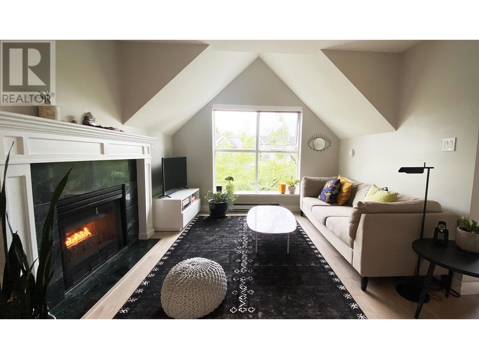 Listing Picture 2 of 21 : PH3 3168 LAUREL STREET, Vancouver / 溫哥華 - 魯藝地產 Yvonne Lu Group - MLS Medallion Club Member