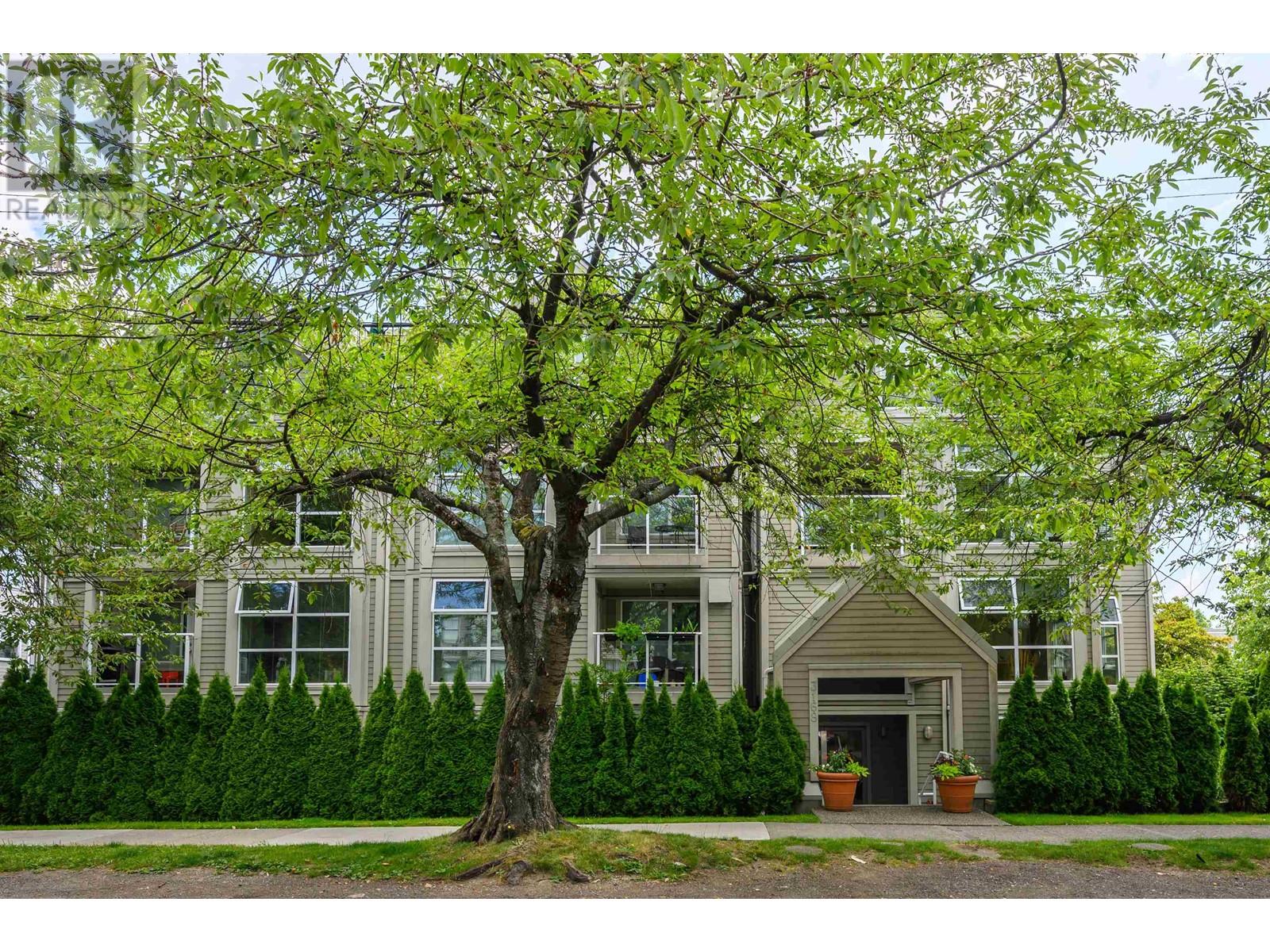 Listing Picture 20 of 21 : PH3 3168 LAUREL STREET, Vancouver / 溫哥華 - 魯藝地產 Yvonne Lu Group - MLS Medallion Club Member