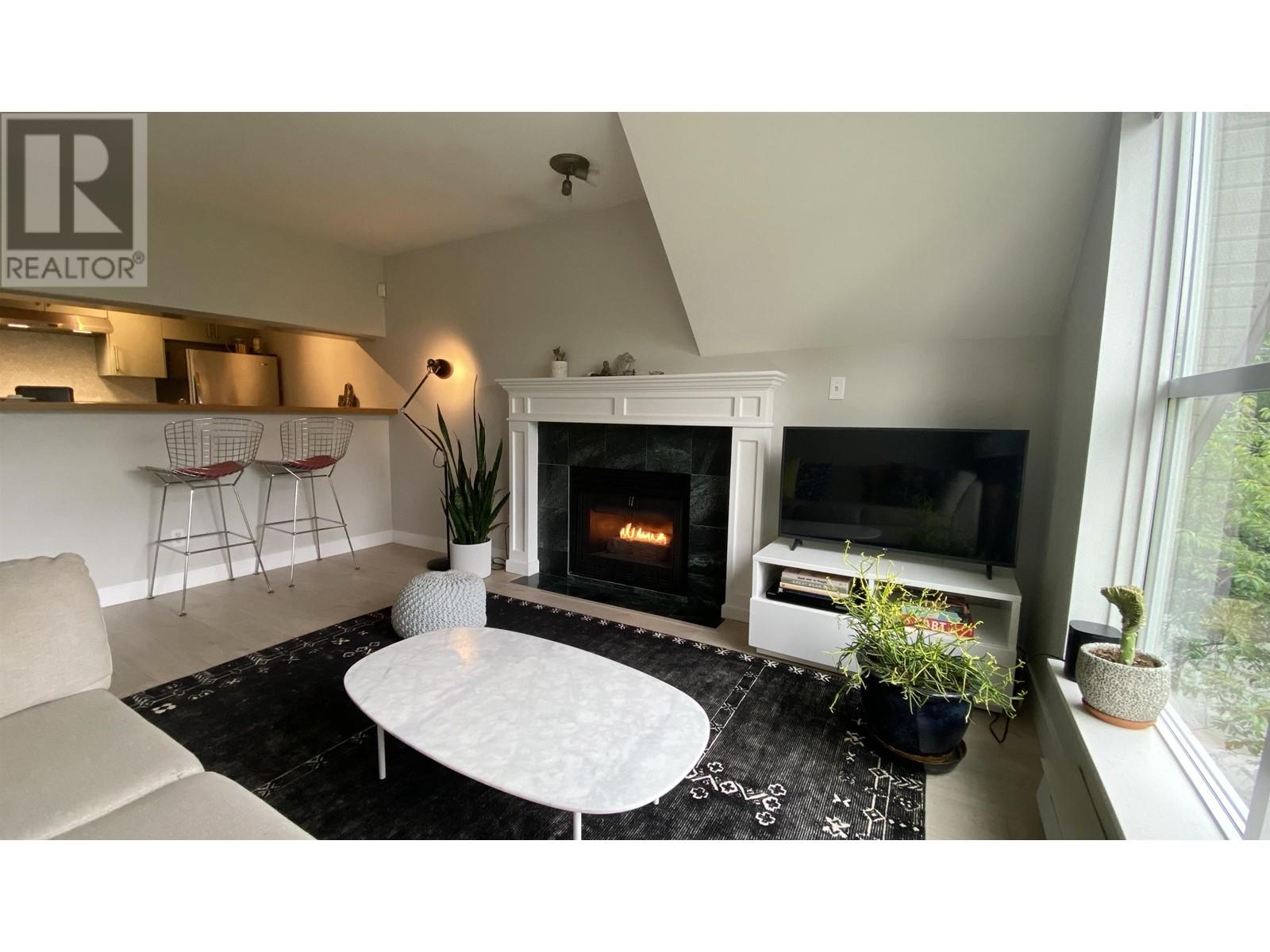 Listing Picture 3 of 21 : PH3 3168 LAUREL STREET, Vancouver / 溫哥華 - 魯藝地產 Yvonne Lu Group - MLS Medallion Club Member