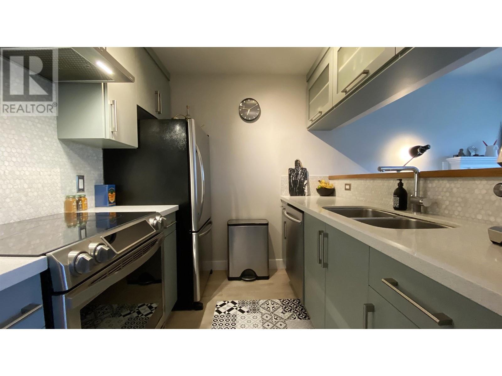 Listing Picture 5 of 21 : PH3 3168 LAUREL STREET, Vancouver / 溫哥華 - 魯藝地產 Yvonne Lu Group - MLS Medallion Club Member