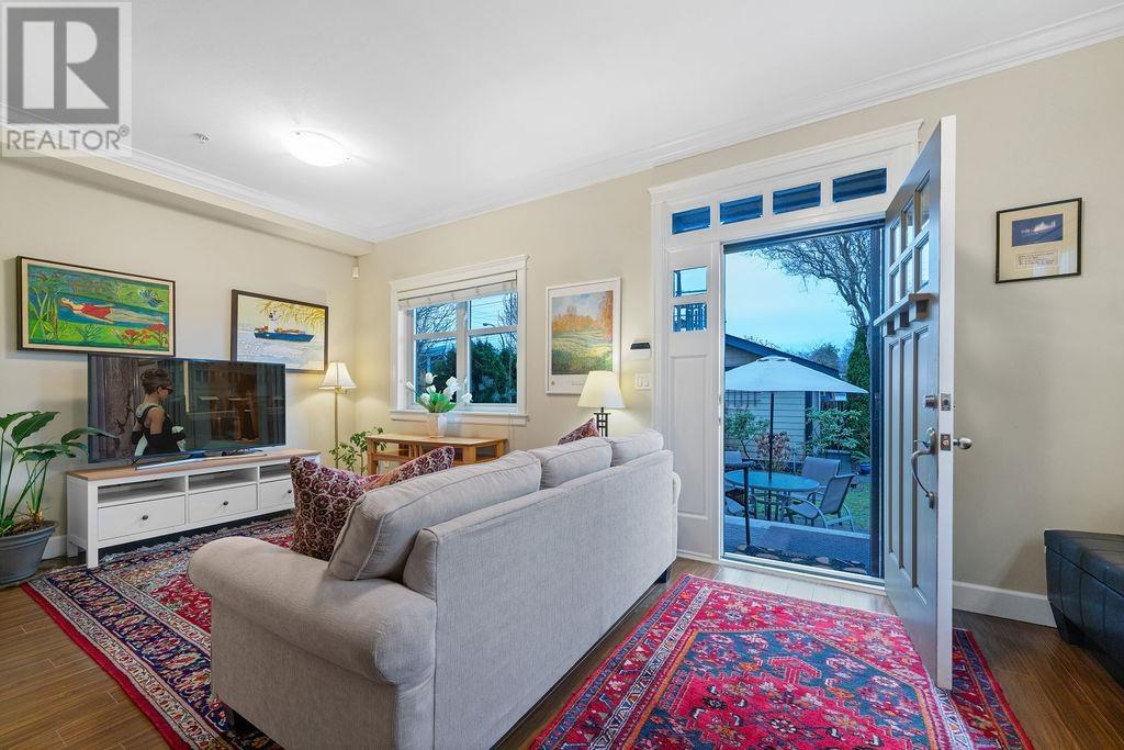 Listing Picture 11 of 23 : 4431 PERRY STREET, Vancouver / 溫哥華 - 魯藝地產 Yvonne Lu Group - MLS Medallion Club Member