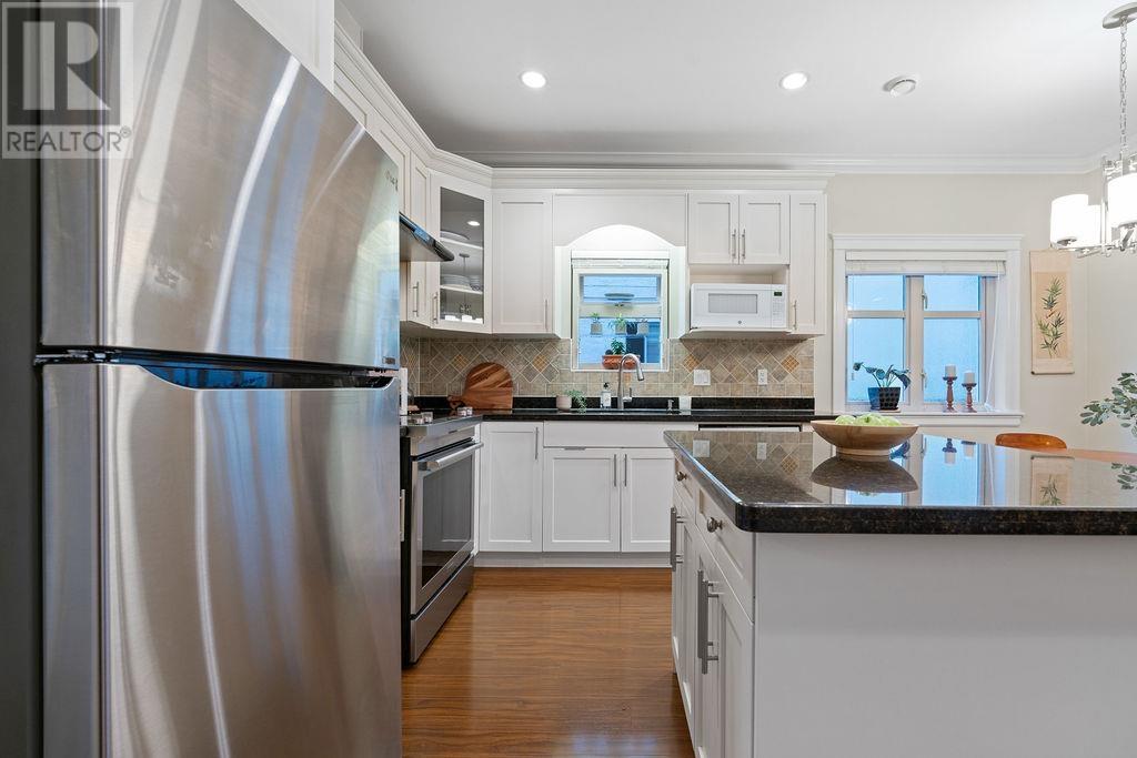 Listing Picture 3 of 23 : 4431 PERRY STREET, Vancouver / 溫哥華 - 魯藝地產 Yvonne Lu Group - MLS Medallion Club Member