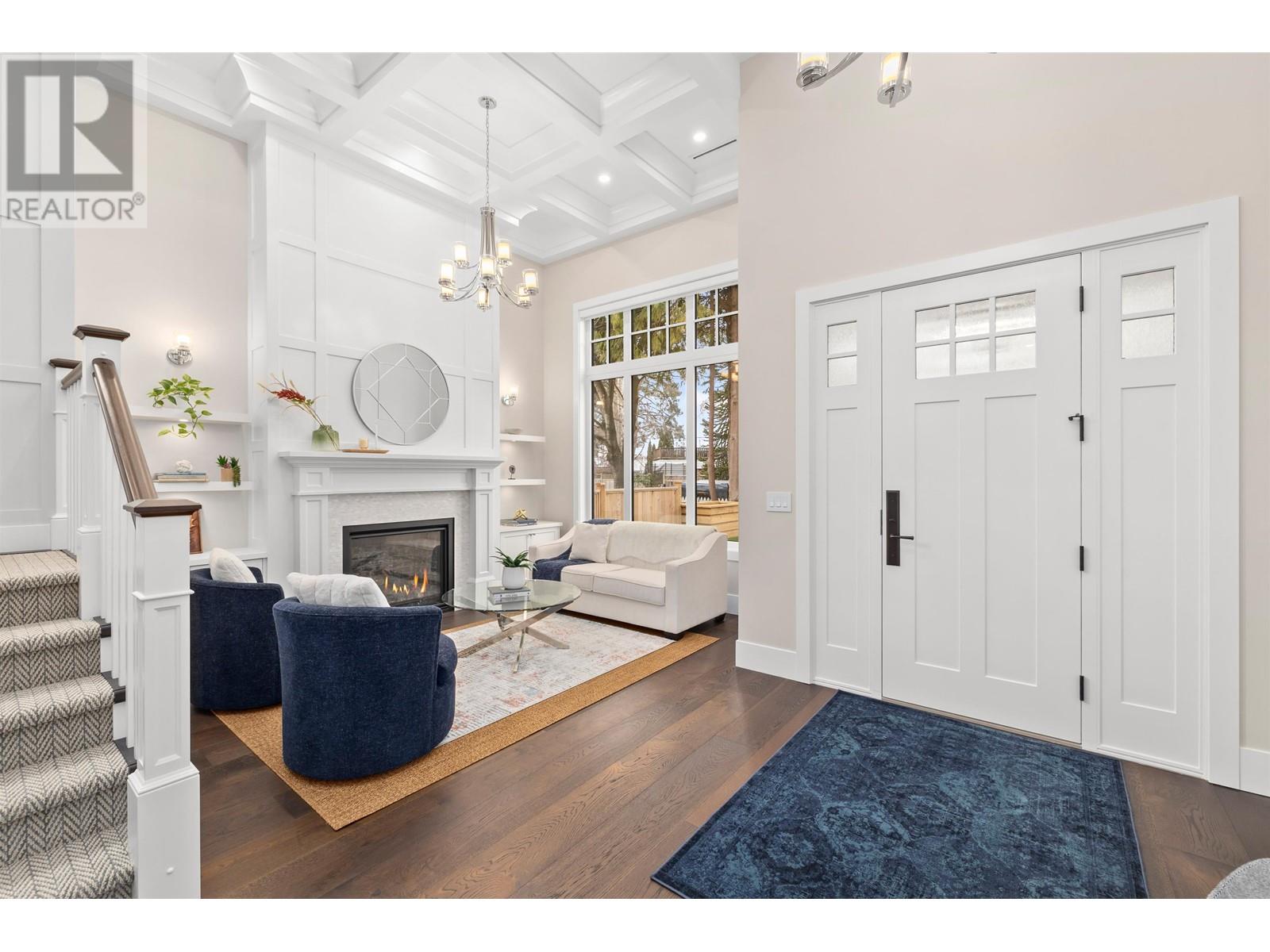 Property at 180 DOUGLAS CRESCENT image 2