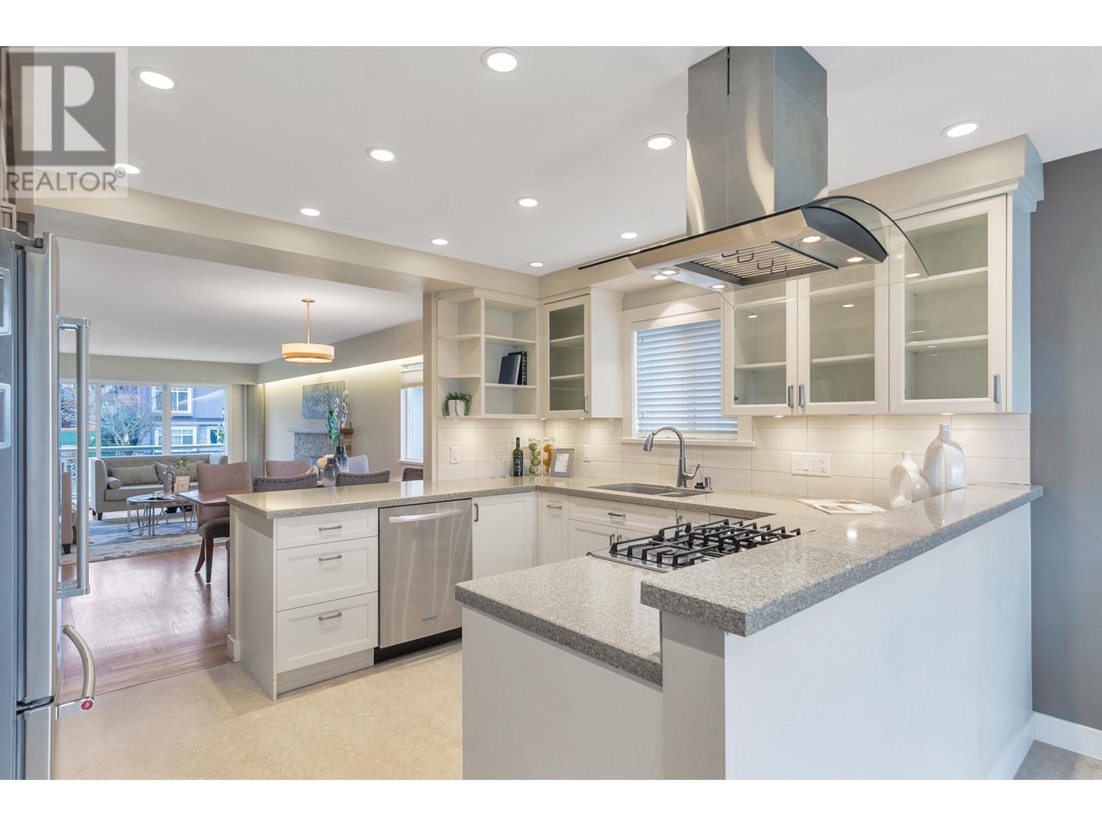 Listing Picture 10 of 35 : 3047 E 19TH AVENUE, Vancouver / 溫哥華 - 魯藝地產 Yvonne Lu Group - MLS Medallion Club Member