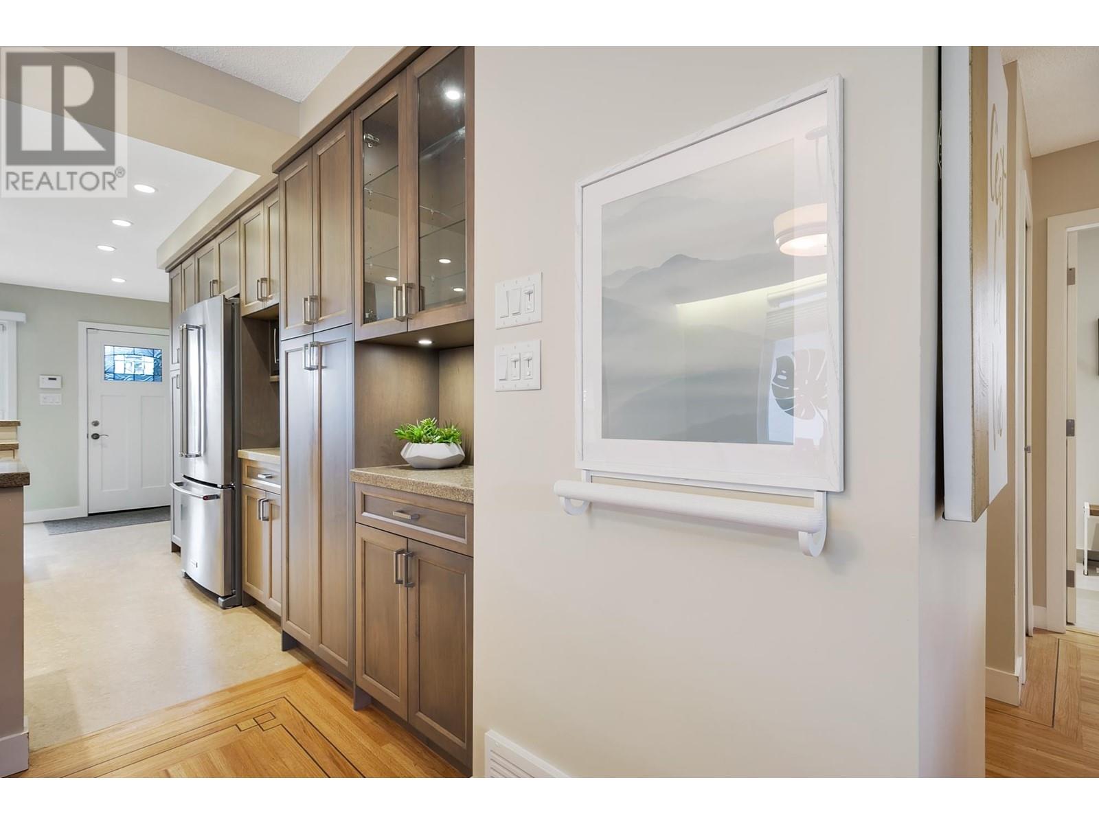 Listing Picture 12 of 35 : 3047 E 19TH AVENUE, Vancouver / 溫哥華 - 魯藝地產 Yvonne Lu Group - MLS Medallion Club Member