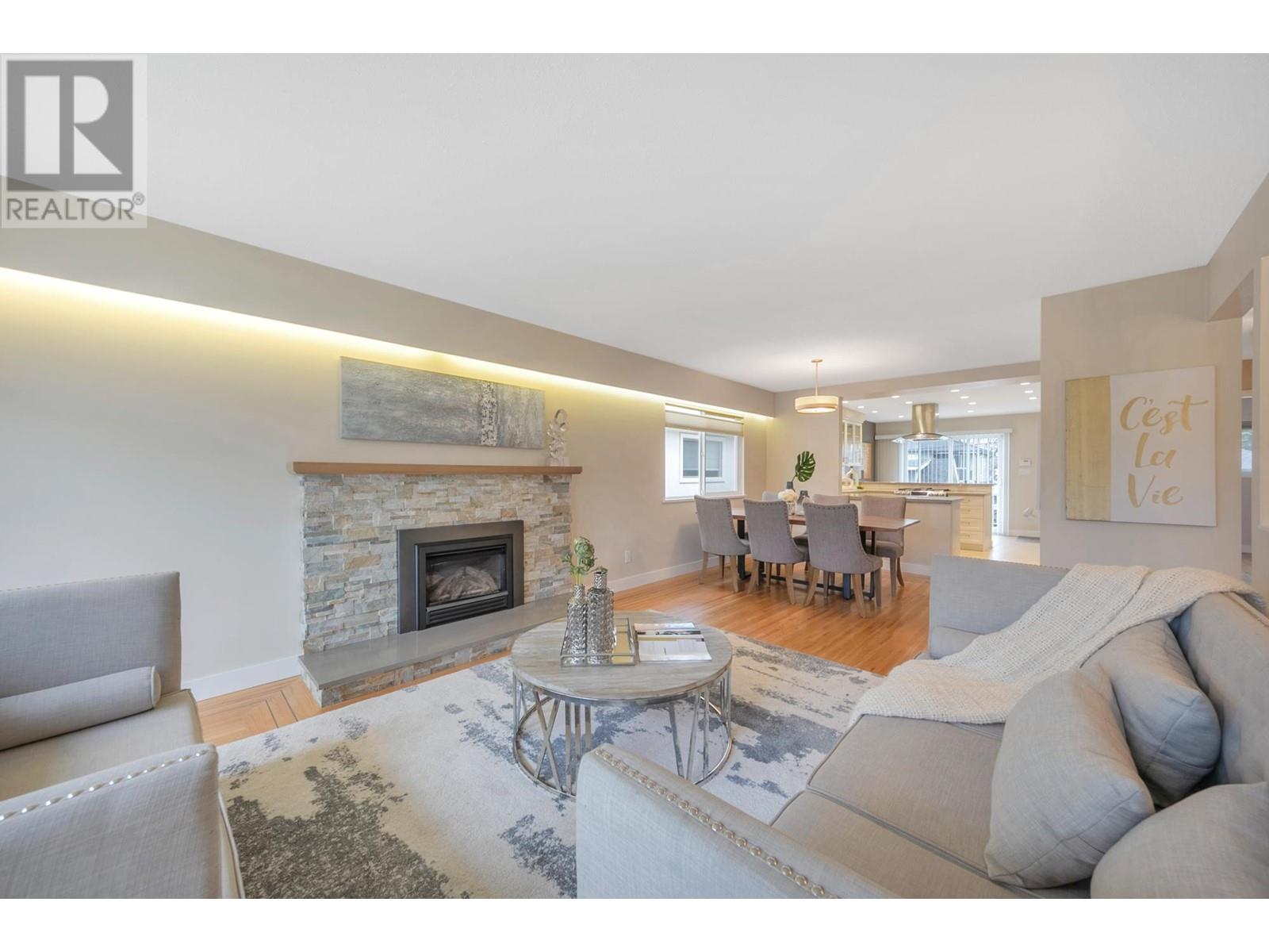 Listing Picture 2 of 35 : 3047 E 19TH AVENUE, Vancouver / 溫哥華 - 魯藝地產 Yvonne Lu Group - MLS Medallion Club Member