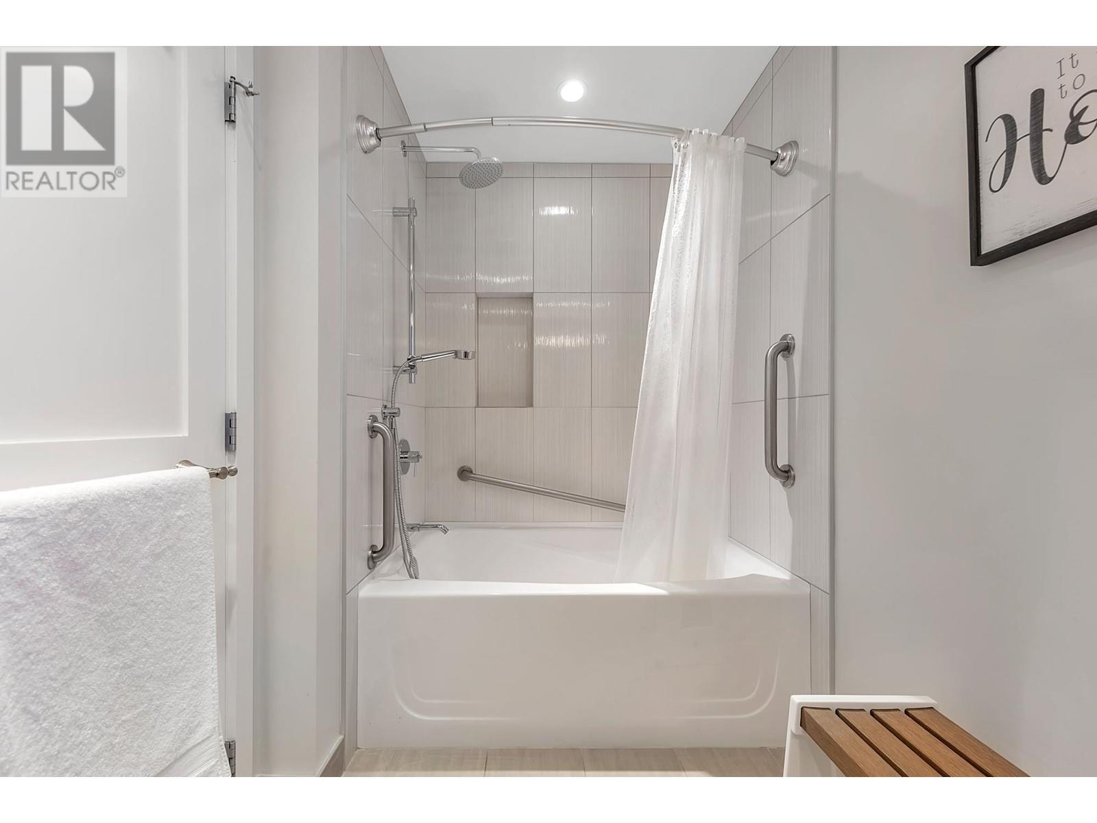 Listing Picture 21 of 35 : 3047 E 19TH AVENUE, Vancouver / 溫哥華 - 魯藝地產 Yvonne Lu Group - MLS Medallion Club Member