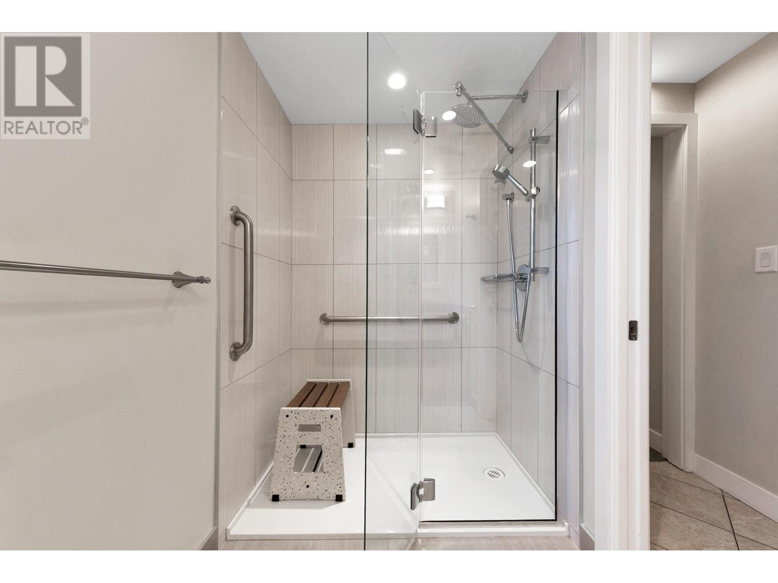 Listing Picture 30 of 35 : 3047 E 19TH AVENUE, Vancouver / 溫哥華 - 魯藝地產 Yvonne Lu Group - MLS Medallion Club Member