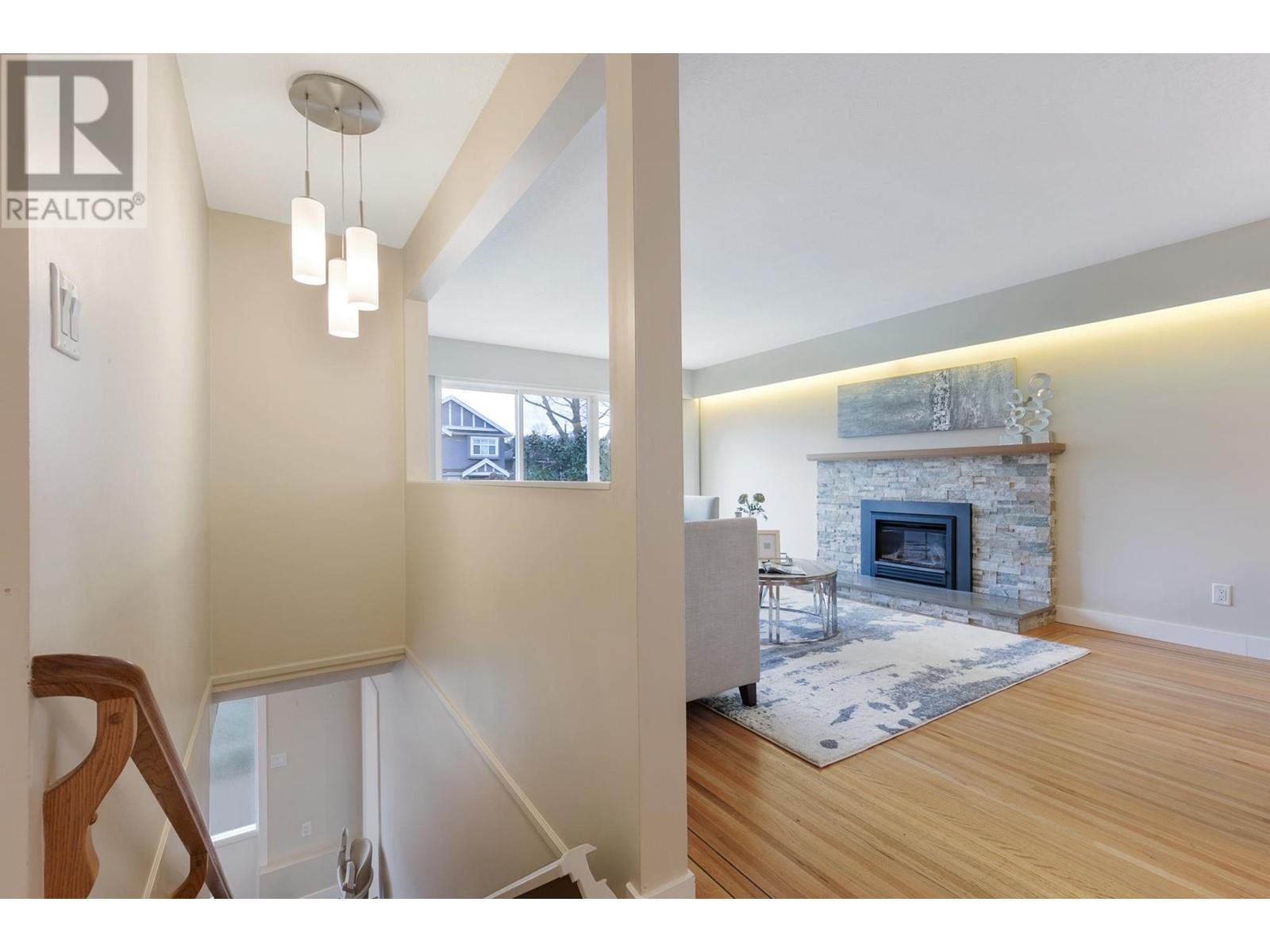 Listing Picture 5 of 35 : 3047 E 19TH AVENUE, Vancouver / 溫哥華 - 魯藝地產 Yvonne Lu Group - MLS Medallion Club Member