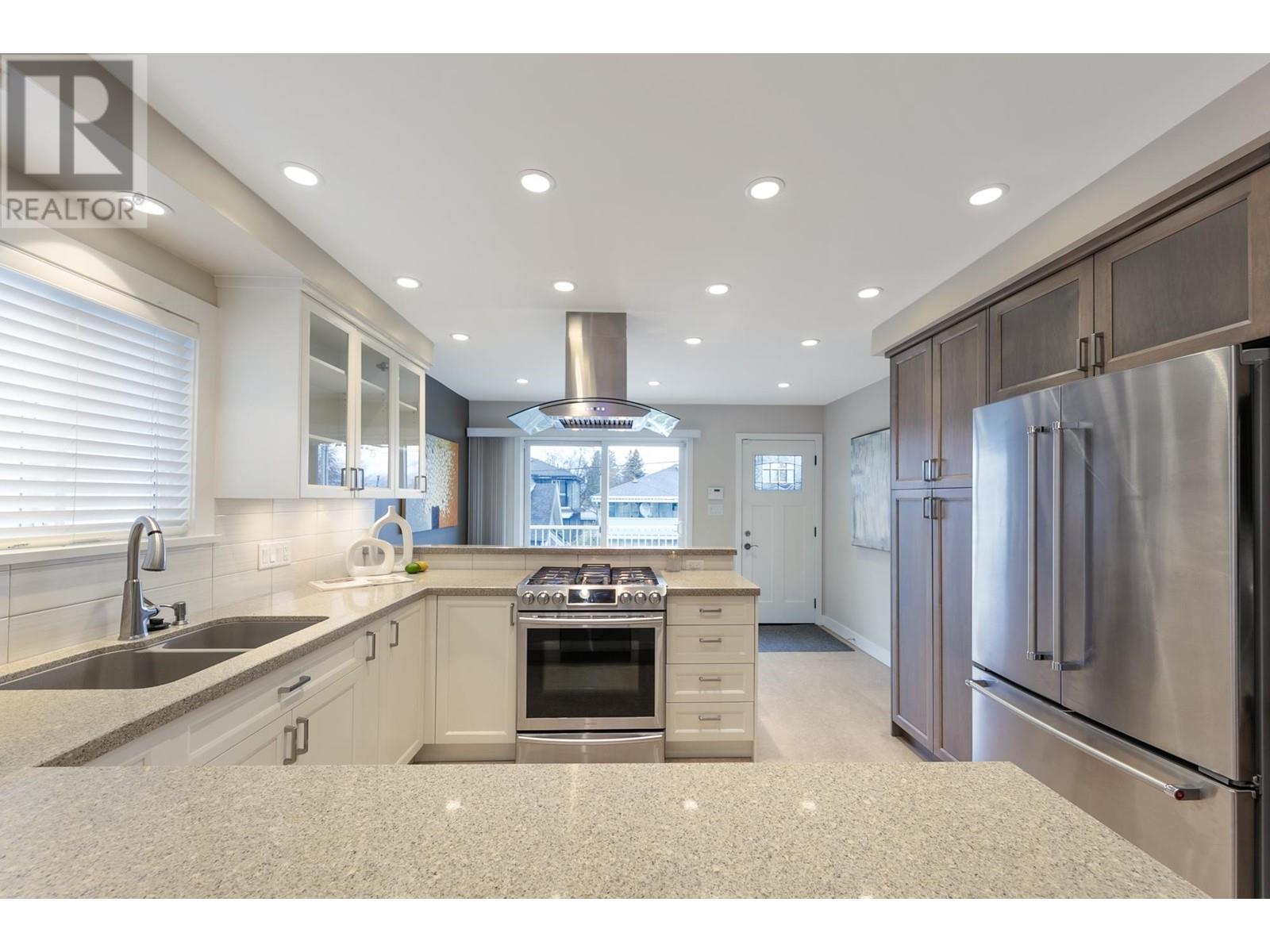 Listing Picture 6 of 35 : 3047 E 19TH AVENUE, Vancouver / 溫哥華 - 魯藝地產 Yvonne Lu Group - MLS Medallion Club Member