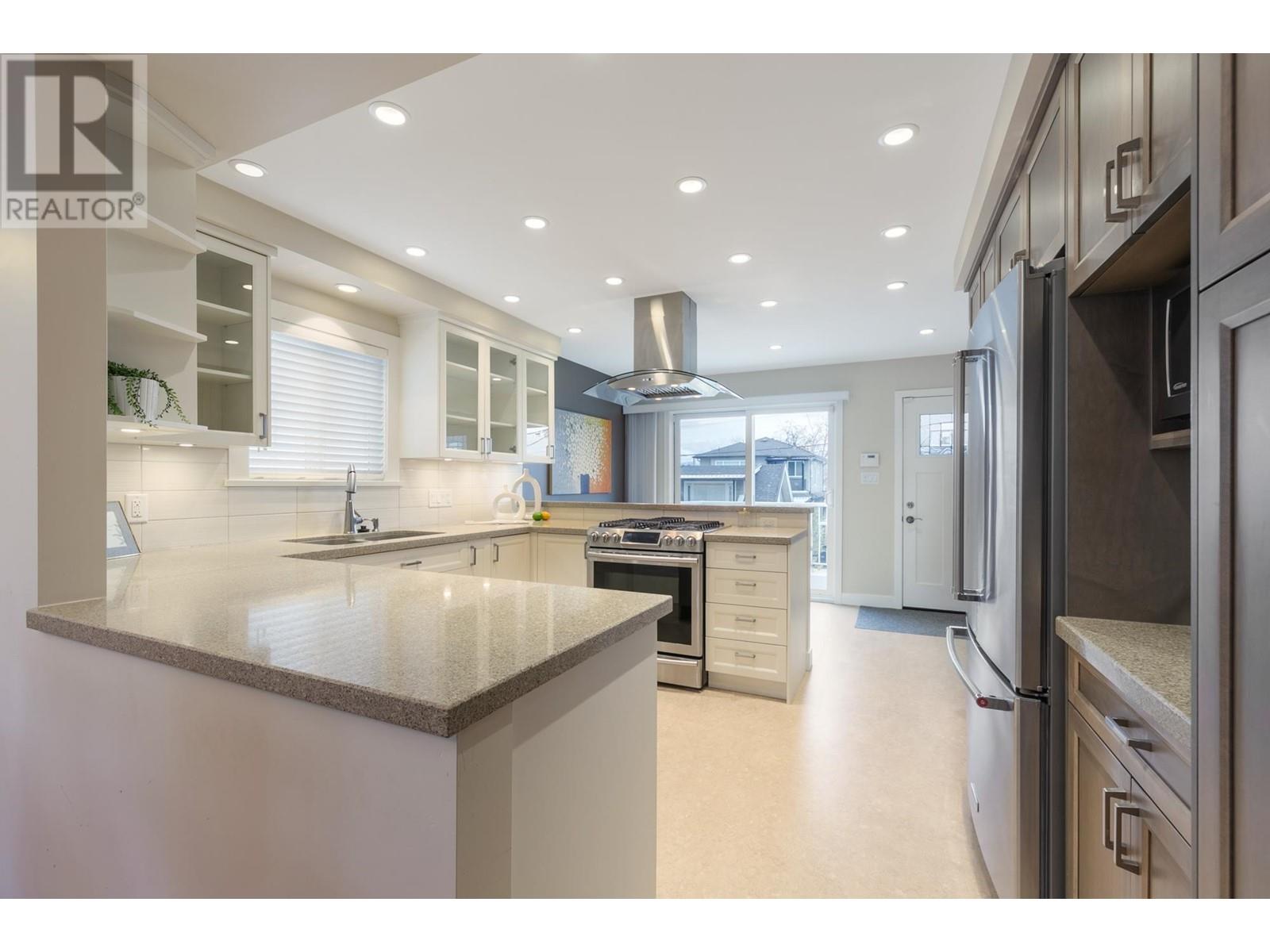 Listing Picture 9 of 35 : 3047 E 19TH AVENUE, Vancouver / 溫哥華 - 魯藝地產 Yvonne Lu Group - MLS Medallion Club Member