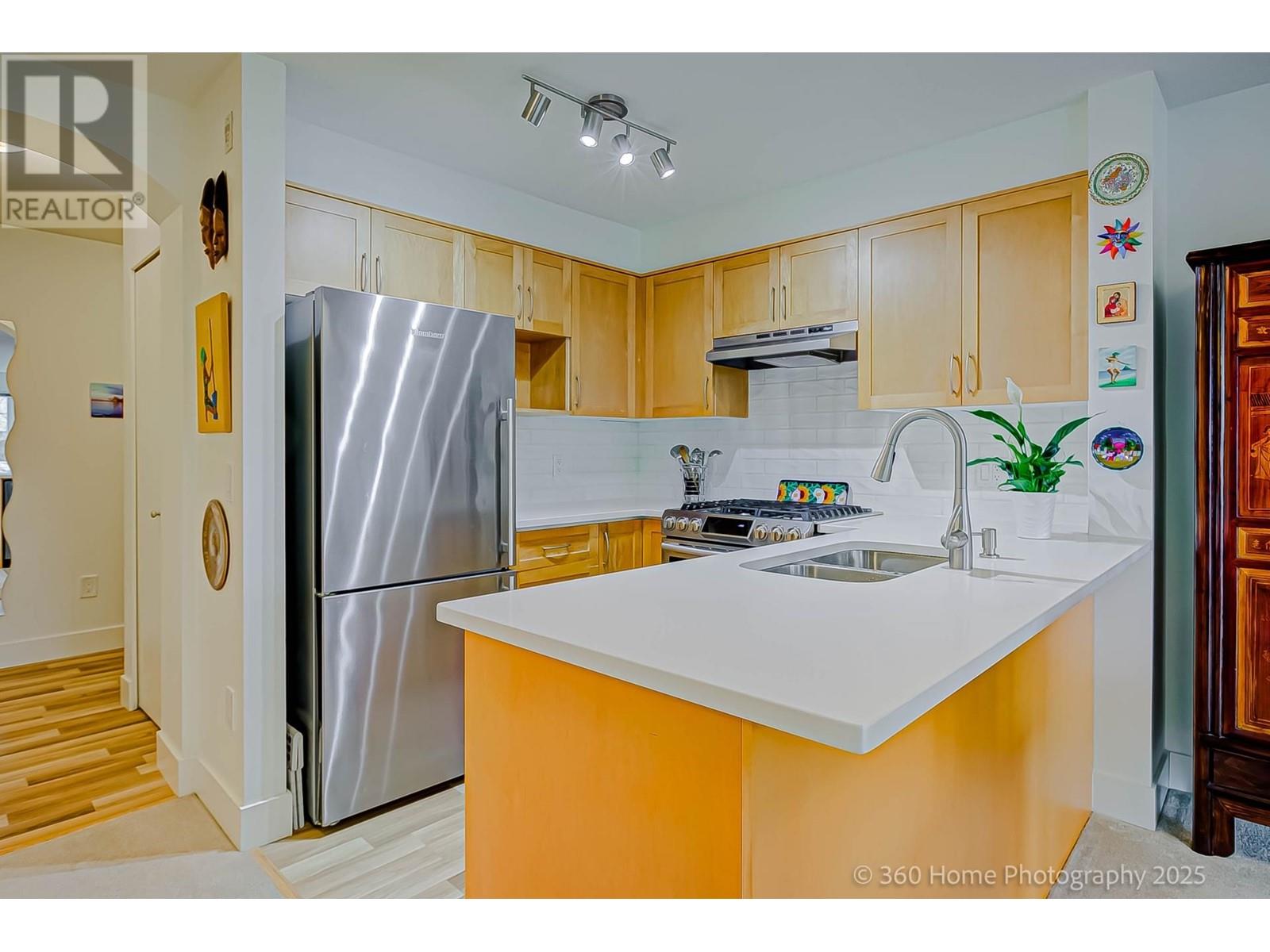 Listing Picture 3 of 13 : 302 1868 W 5TH AVENUE, Vancouver / 溫哥華 - 魯藝地產 Yvonne Lu Group - MLS Medallion Club Member