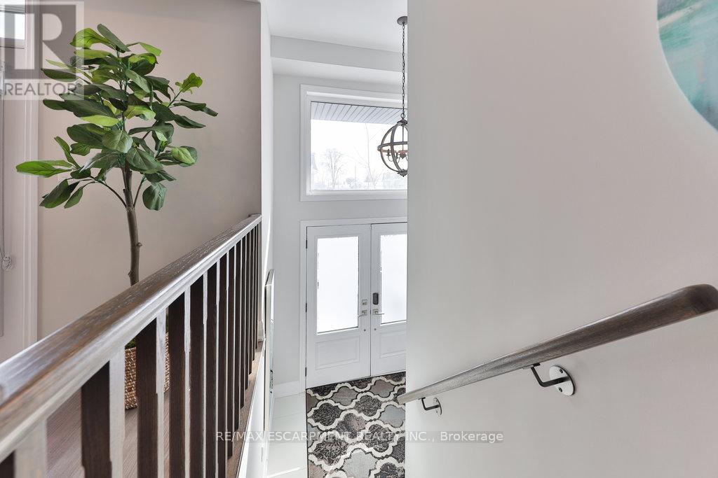 2 Vaudeville Drive, Toronto, Ontario  M8W 0B5 - Photo 6 - W11978014