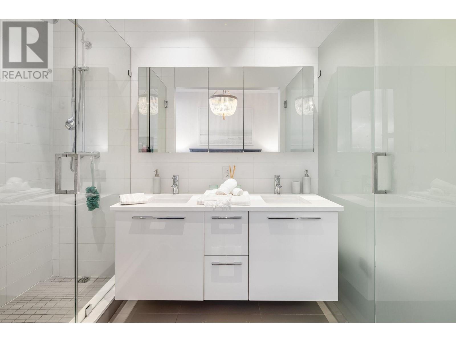 Listing Picture 12 of 40 : 1601 108 E 1ST AVENUE, Vancouver / 溫哥華 - 魯藝地產 Yvonne Lu Group - MLS Medallion Club Member