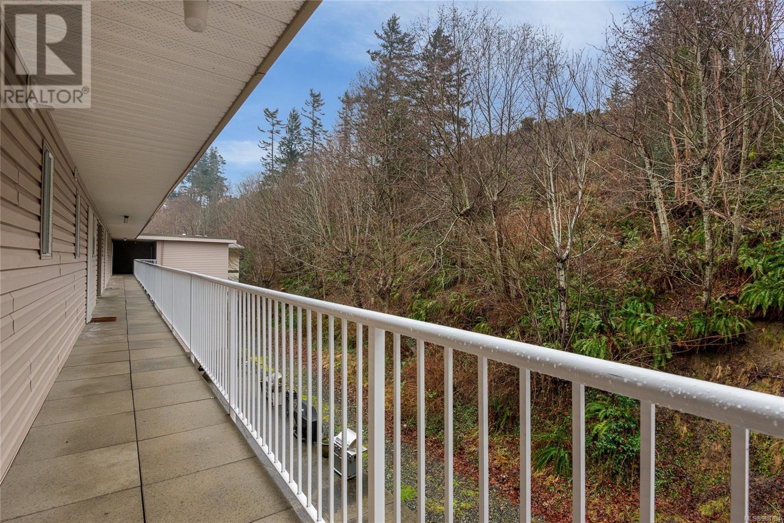 Property at 33 940 Island Hwy S image 3