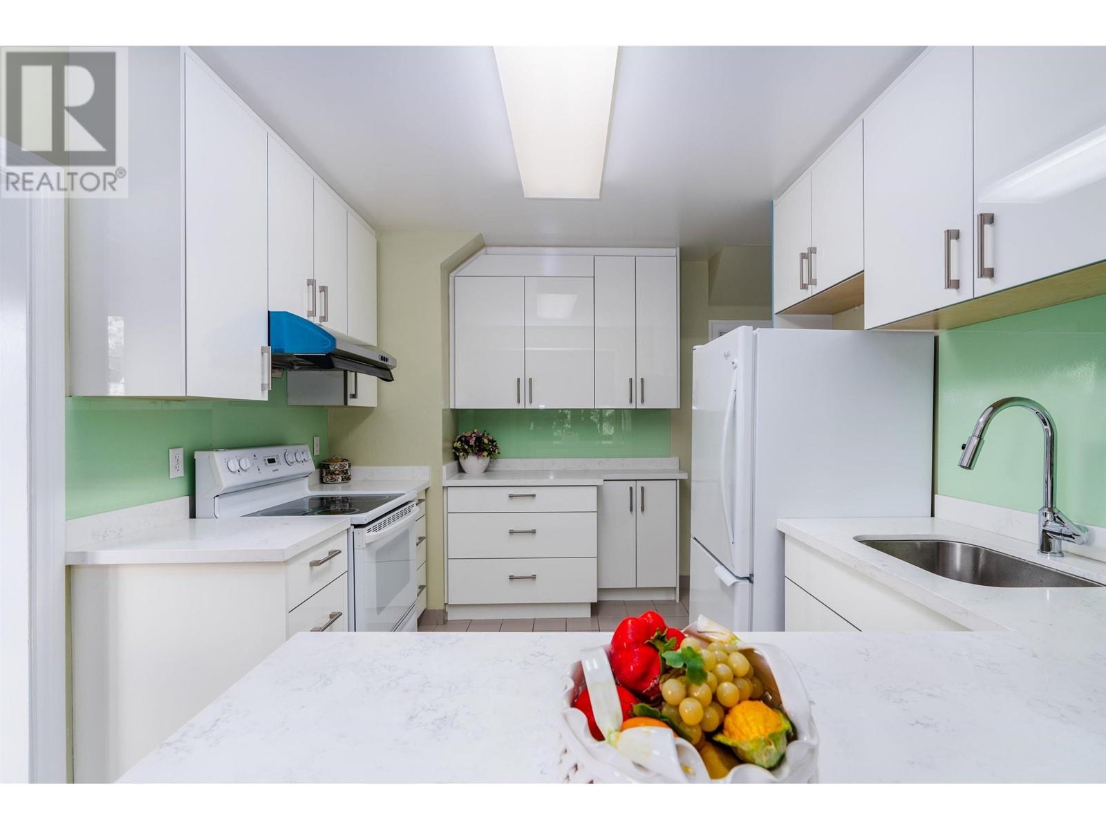 Listing Picture 11 of 23 : 5808 HOLLAND STREET, Vancouver / 溫哥華 - 魯藝地產 Yvonne Lu Group - MLS Medallion Club Member